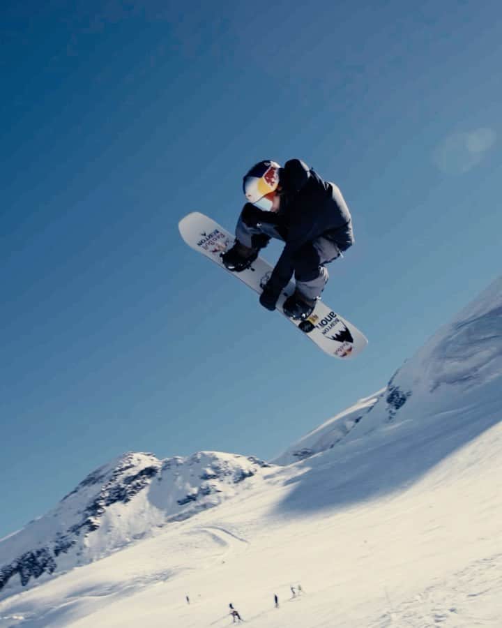 大塚健のインスタグラム：「これだけ回っても着地はビタ止め😎 @takeru_otsuka  🏂 #大塚健  選手生命を脅かしかねない大怪我からの奇跡の復帰を果たした若きスノーボーダーの物語 「LIMITLESS」はプロフィール🔗から✅  #レッドブル #翼をさずける #snowboarding #スノボ #RedBullTV」