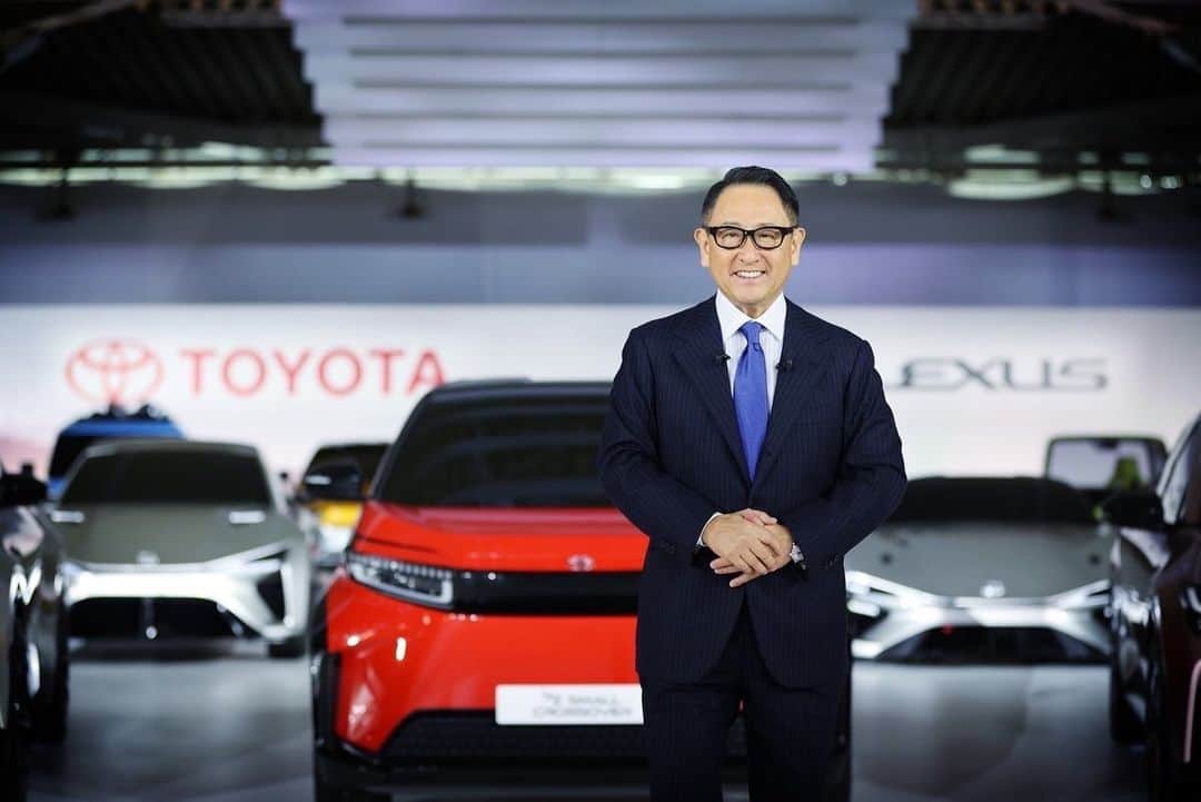 豊田章男さんのインスタグラム写真 - (豊田章男Instagram)「. 昨日、カーボンニュートラルの実現へ有力な選択肢となる電気自動車（BEV）への取り組みを発表しました。  「BEVに否定的」とも言われてきたトヨタですが、2030年までに30車種を展開すること、グローバルで年間350万台の販売を目指すことを発表。 レクサスについても、それまでに欧州、北米、中国でBEV 100%、2035年には、グローバルで100%を目指すなど、今後も積極的にBEVに取り組んでいくことをお伝えしました。  発表会でお見せした16車種のBEVは、ほとんどがここ数年に出てくるモデルです。 BEVでもグローバルに乗用・商用、そして、各セグメントでフルラインナップを実現し、「カーボンニュートラルビークル」の選択肢を広げていきたいと思います。  私たちは、多様化した世界で、正解が分からない時代を生きています。 そこでは、１つの選択肢ですべての人を幸せにすることは難しい。 だからこそトヨタは、できるだけ多くの選択肢を準備したいと思っています。  未来はみんなでつくるものだと思います。 自動車産業には、550万人の仲間がいます。 そして、世界にはもっと多くの仲間がいます。 みんなが心ひとつに、意志と情熱を持って行動すれば、次の世代に美しい地球とたくさんの笑顔を残すことができると信じています。 必ず、実現してまいります。  Yesterday, we announced our strategy for battery electric vehicles (BEVs), which represent one of the most promising options for carbon neutrality.  Although Toyota was sometimes considered not proactive toward BEVs, I explained that we will accelerate our efforts in these vehicles by rolling out 30 BEV models and aiming for sales of 3.5 million BEVs globally by 2030.  The Lexus brand aims to have BEVs account for 100% of the total sales in Europe, North America, and China by 2030, and 100% globally by 2035.  Most of the BEVs we showed at the presentation are models that will be coming out in the next few years.  We will expand the options for carbon-neutral vehicles by offering a full lineup of BEVs in all categories in the passenger and commercial segments.  We are living in a diversified world and in an era in which it is hard to predict the future. Therefore, it is difficult to make everyone happy with a one-size-fits-all option. That is why Toyota wants to prepare as many options as possible for our customers around the world.  I believe that the future is something to be created by all of us together. Japan’s automotive industry is home to our 5.5 million colleagues. And we have many more colleagues throughout the world. If we all take action with unity of mind and with will and passion, we will be able to leave behind many smiling faces and a beautiful Earth for the next generation. That is what I believe. And that is what we will achieve.  #BEV  #バッテリーEV戦略 #TOYOTAbZ #カーボンニュートラル」12月15日 12時46分 - akiotoyoda_official