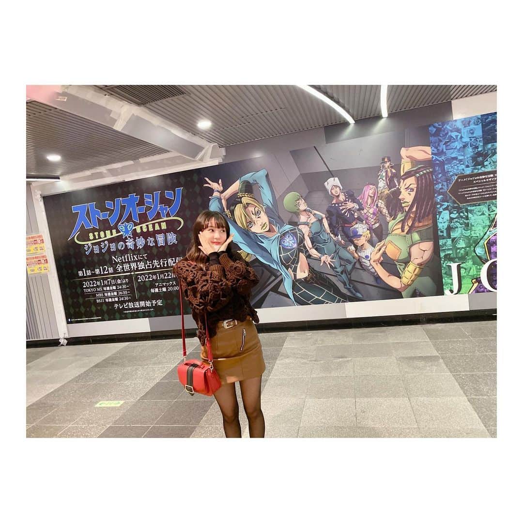 MINAのインスタグラム：「. ジョジョ😭✨ストーンオーシャン！！！！ 渋谷で拝んできました😘😘😘 徐倫の女性主人公、同じ女性として勇気をもらえるからとっても好きです🤦🏻‍♀️❤️ アニメでウェザー・リポートとの絡みが最高だったな、、 @ruka_mishina ちゃんが写真撮ってくれた🥰 . This is in Shibuya, Japan🇯🇵 It was so big that I was moved!! I love Jojo😭❤️」