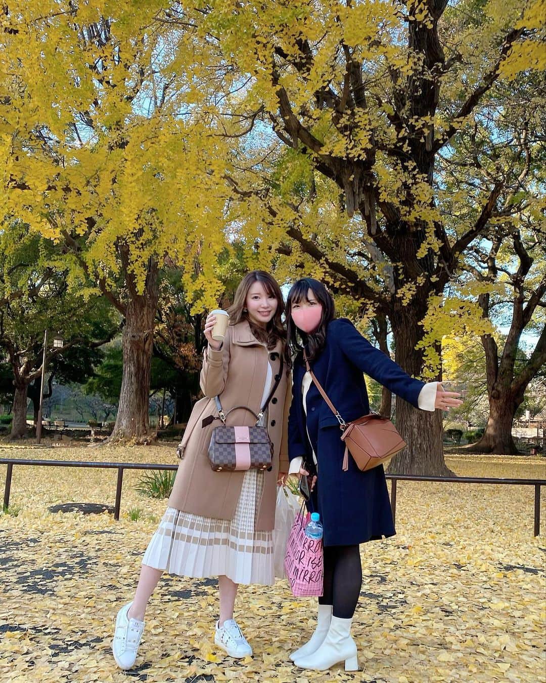 海里さんのインスタグラム写真 - (海里Instagram)「東京のイチョウは本当にすごい💐 妹1との写真を妹2が撮ってくれた 久しぶりに三姉妹でお出かけしたよ♪」12月18日 12時01分 - kairin_1010