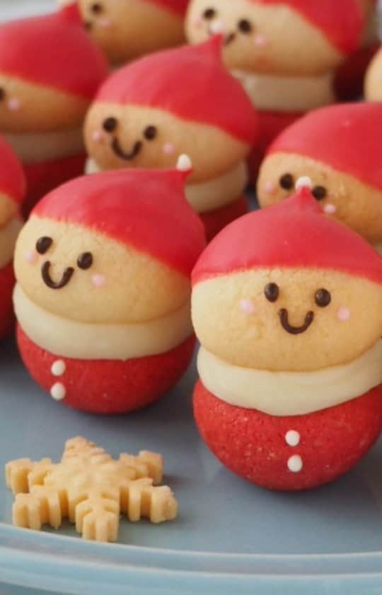 上岡麻美のインスタグラム：「ちびサンタの動画🎅  ちびサンタの作り方です♪ コロンとしてるのでカットして立たせます！ チョコレートはチョコレート用の赤の色素で着色しています✨チョコレートの帽子作業の時はクッキー生地を冷やしておかないとツンとなりにくいです！  詳しいレシピはYouTubeのミツバチクッキーをご覧下さい。 クッキー生地は半分に分けて片方を赤の色素、ビーツパウダー等で赤くします。 ガナッシュはホワイトチョコと生クリームです！ 私のプロフィールのハイライトのYouTubeから見れます🍀🍀  #サンタ#クッキー#クリスマス#チョコレート#デコレーションクッキー #お菓子#お菓子作り#スイーツ#sweets#christmas#cokkies#santa #decorationcokkies #chocolate#コッタ#おうちカフェ」