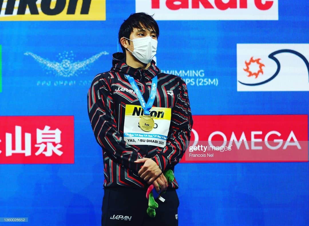 瀬戸大也のインスタグラム：「🌍🏊‍♂️🥇🥇 . . . . . 世界選手権(25m)アブダビで400m個人メドレーで大会5連覇を達成しました。高校3年生から今までずっと世界一を維持してきたこと、様々な思いが込み上げてきました。今この場に立てていることに本当に感謝しております。次は世界水泳福岡‼️  #finaabudhabi2021 #finafukuoka2022 #arena #teamvisa #charis&co.」