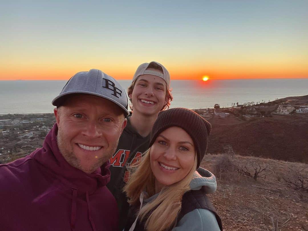 キャンディス・キャメロン・ブレのインスタグラム：「Family sunset hikes are the BEST!」