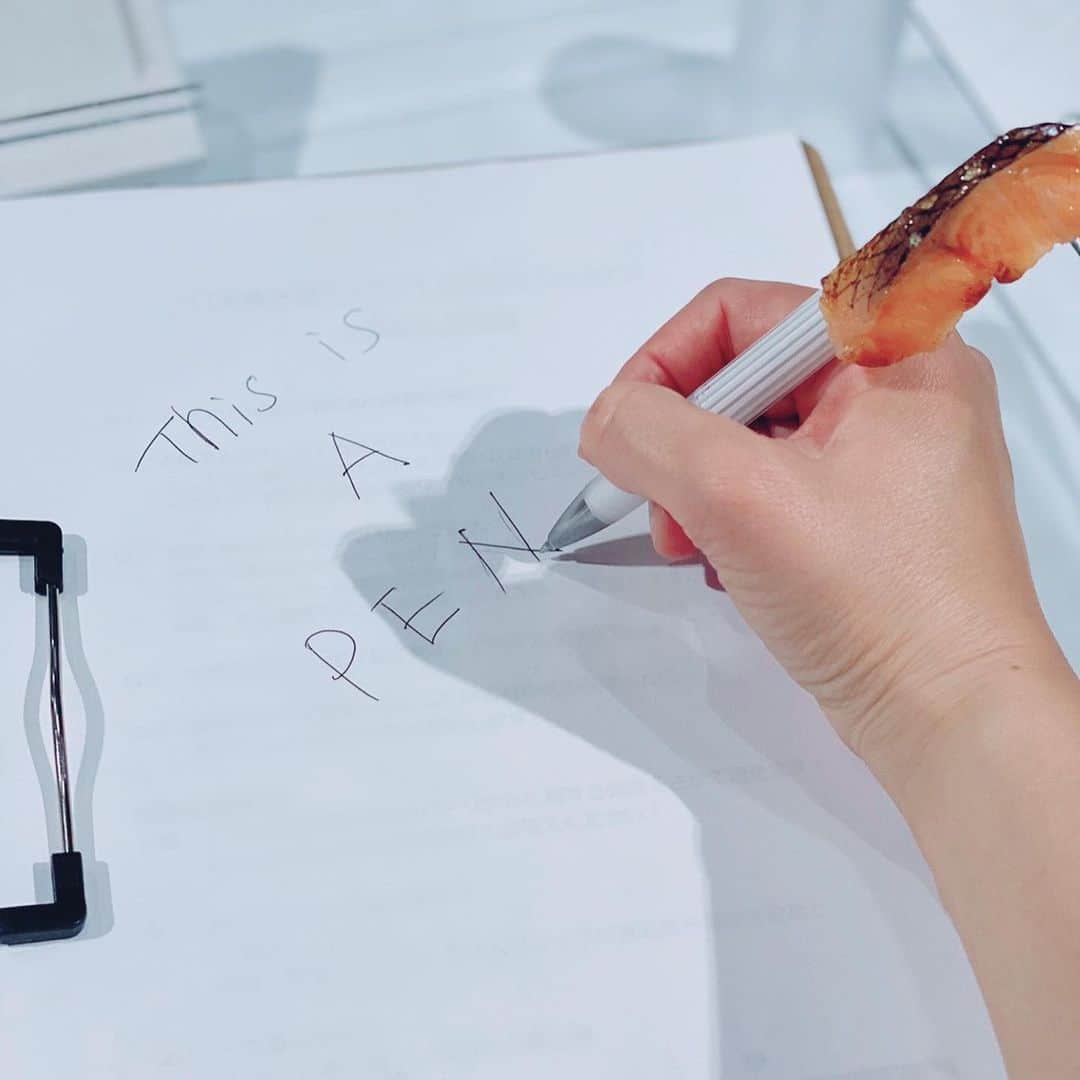 狩野恵里のインスタグラム：「.  このペンを使うと  なぜかお腹が鳴ります。  好きなお寿司のネタトップ3（同列）は  サーモン　えんがわ　ゲソ  #thisisapen #pen #salmon #sushi」