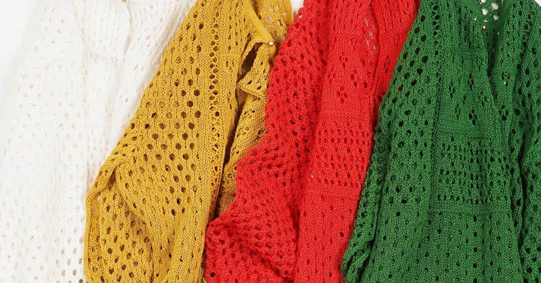 早坂香須子のインスタグラム：「左からVery White、Saffron Yellow、Framboise Red、Leaf Greenの4色展開  今年の夏は綺麗な色を1枚持っておきたくて、プルオーバーもショートパンツも同じ色展開です。  どの型をどの色にするか、どれも好きな色で、悩める…。  今回のコラボコレクションは3型とも綿100％。膨大な佐藤繊維の糸コレクションから、試作を重ねて選びました。  コットンを麻のように加工した糸は軽く、さらりとした肌触りが心地よい素材です。  #佐藤繊維と早坂香須子 #koneknit #サマーニット #ポンチョ #メッシュニット #サマードレス #クロシェ編み #佐藤繊維 #fashion  #knit」