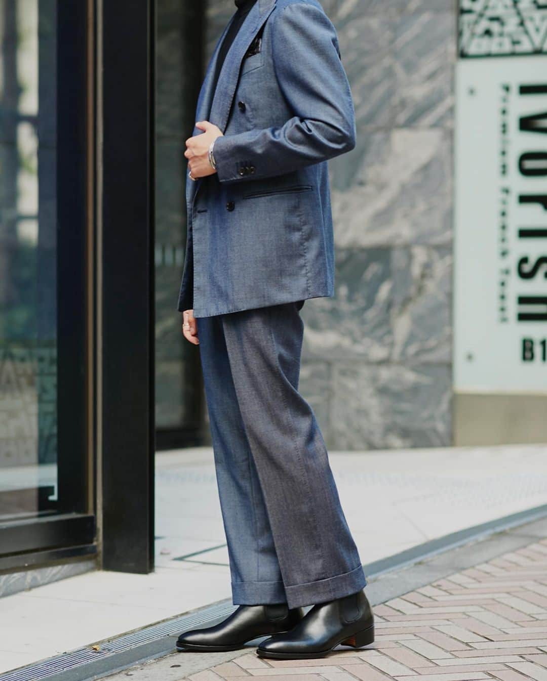 福島雄介さんのインスタグラム写真 - (福島雄介Instagram)「. . One of my favorite suit. The fabric and color are excellent... @dormeuiljapon  . . 生地も色も形も、全てが秀逸なお気に入りスーツの1着。 . .  Sunglasses- @kaneko_optical  Suit- @ring_jacket  Knit- @drumohr  Shoes- @wh_official_orientalshoes  Acc- @hermes @adawat_n_tuareg Watch- @cartier  . . #ringjacket #drumohr #wh #hermes #adawatntuareg #cartier #kanekooptical #menfashion #menstylefashion #gentlemanstyle #menswear #menfashionstyle #classicstyle #mensfashion #gentlemanfashion #styleforman #menswearclothing #gentstyle #dressstyle #suitstyle #jacketstyle #suit #dress #classic #jacket」1月18日 19時22分 - yusuke_tiamo_fukushima