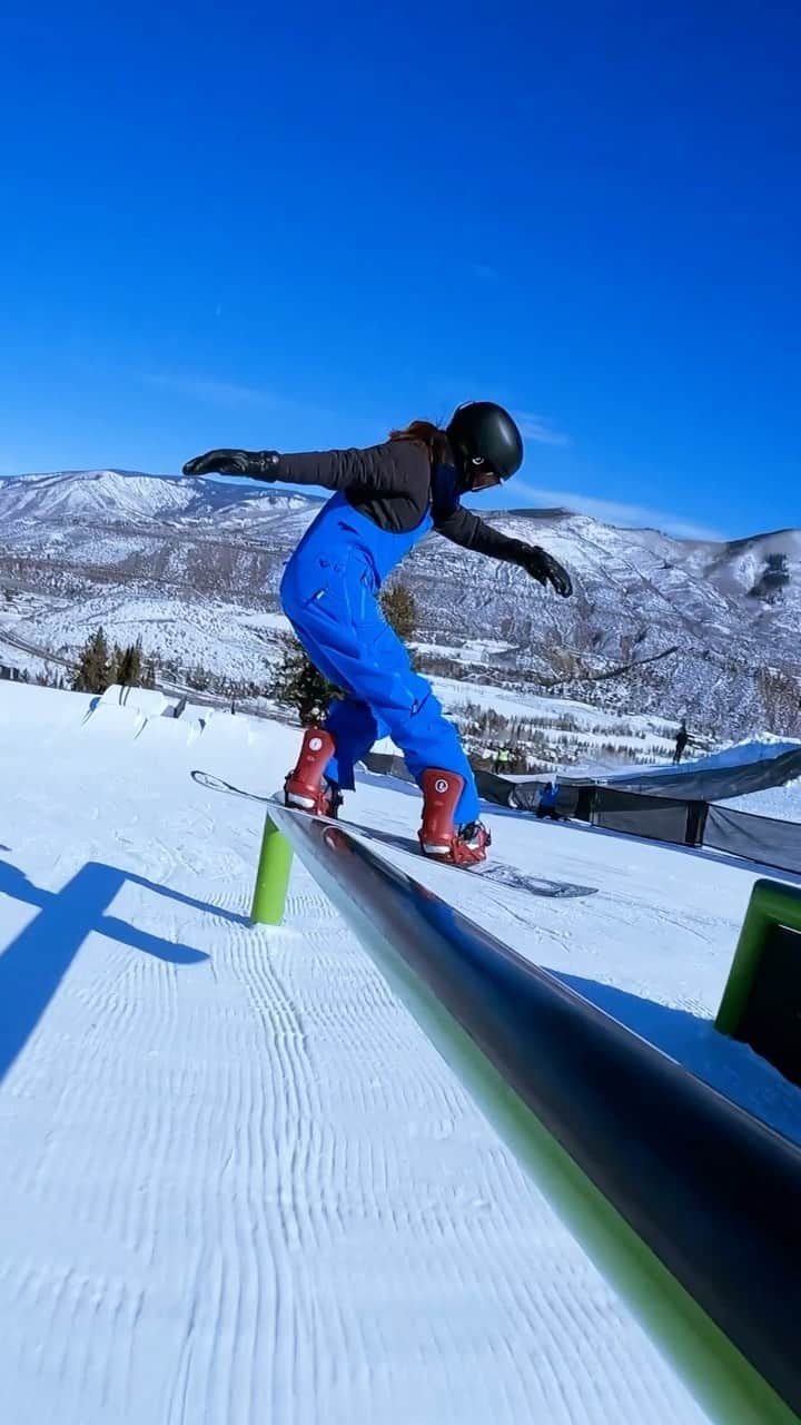 鬼塚雅のインスタグラム：「. First day of practice here in Aspen for @xgames !!  #星野リゾート #RedBull #エイブル #artisticandco #fjanck #ようきペットクリニック #samanthathavasa #nitrousa #electric #大阪王将 #swix #スリックハウス #スノーボード #snowboard」
