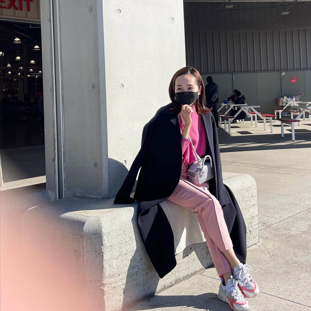 kyoco_ococのインスタグラム：「好評だったピンクコーデ☃️💕  outer @enfold_official  knitwear/pants @_bluelea_  bag @delvaux  sneaker @pierrehardy」