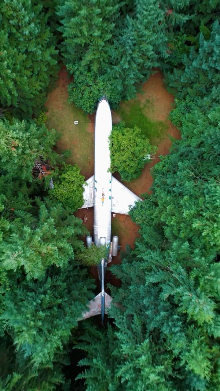BEAUTIFUL DESTINATIONSのインスタグラム：「Let @suhedanur show you an aerial view of Bruce Campbell's famous aerospace class home. 😮✈️ Former electrical engineer Bruce Campbell turned a Boeing 727 he bought in 1999 into a home in Portland, Oregon. The plane sits on 10 acres of land he bought in his younger years and is a fully functioning home with electricity and running water.  Do you have an interesting retirement project of your own? 🏡  📽 @suhedanur 📍 Portland, Oregon, USA 🎶 Jeremy Zucker - comethru ft. Bea Miller」