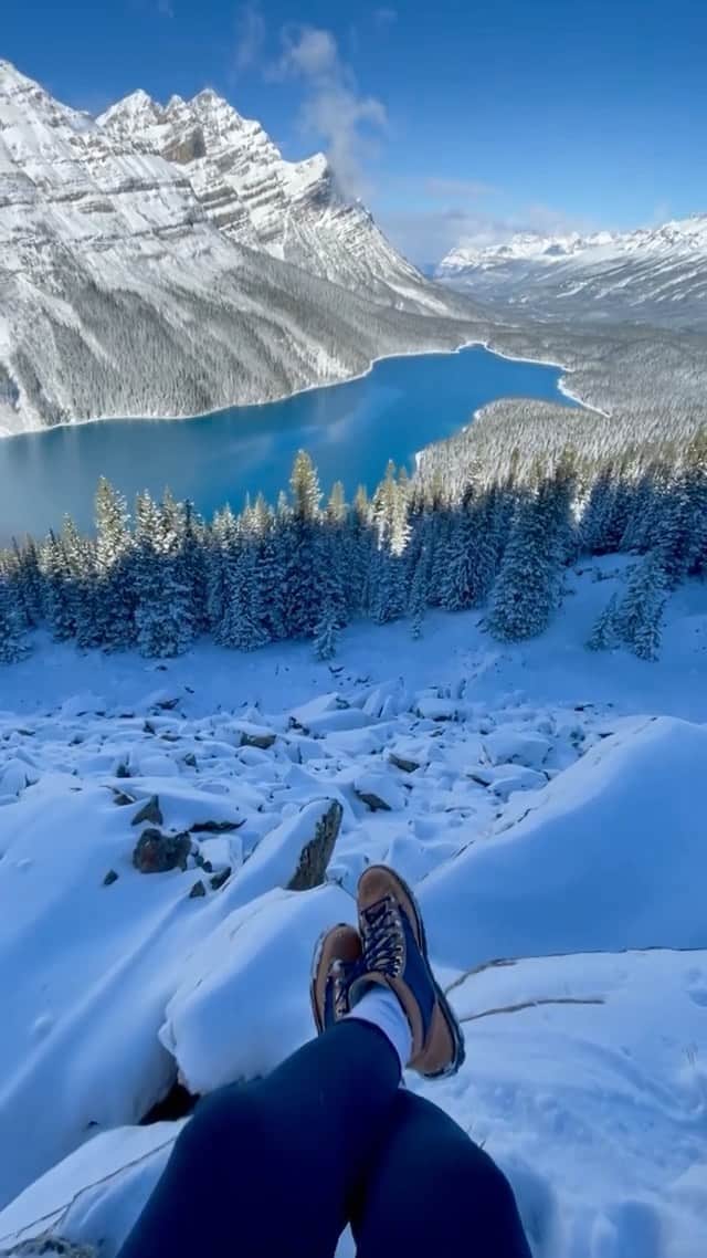 BEAUTIFUL DESTINATIONSのインスタグラム：「Sit back and enjoy @wilderness_addict's breathtaking view of Peyto Lake. 😌 This popular Canadian hotspot is located in the Banff National Park and is an iconic destination in the Canadian Rockies. The glacier-fed lake is known for its striking  turquoise blue waters and is a favorite of photographers. 💙  If you needed a sign to enjoy the great outdoors, this is it! Which destination will you first be visiting this 2022? 💫  📽 @wilderness_addict 📍 Peyto Lake, Canada 🎶 Jasmine Thompson - Let Her Go」