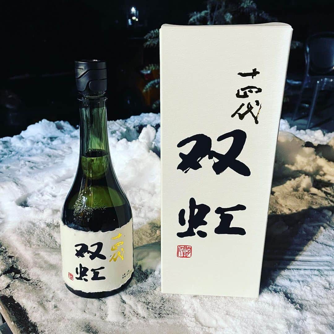 加藤条治のインスタグラム：「最高の日本酒で新年をスタートします。  地元山形のお酒、十四代。  有り難く頂きます！  皆さん今年もよろしくお願いします。」