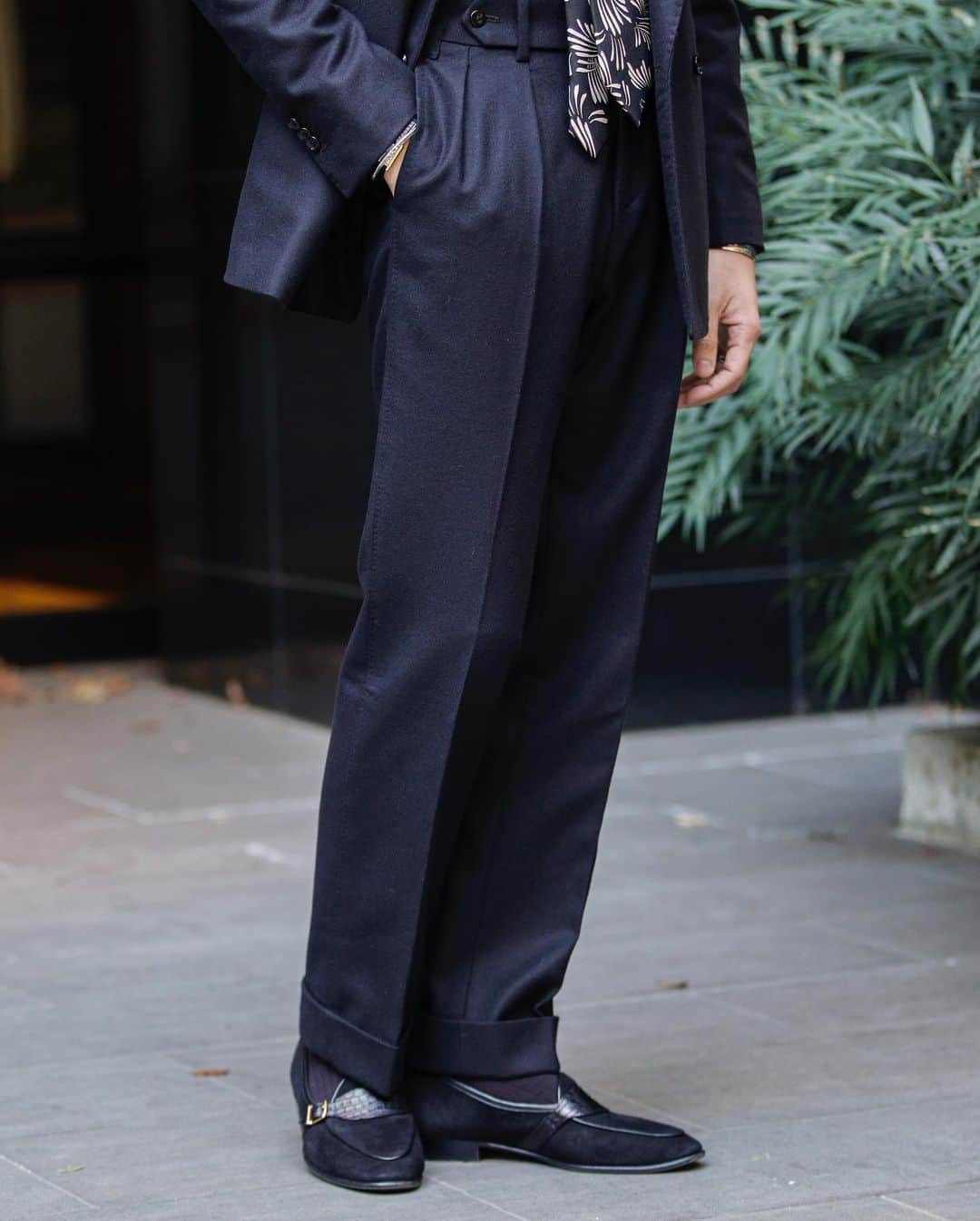 福島雄介さんのインスタグラム写真 - (福島雄介Instagram)「. . CARLOBA RBERA Vintage fabric. My favorite black flannel suit... @lanificiocarlobarbera  . . バルベラのヴィンテージ生地に一目惚れし別注したリングヂャケットのダブルのスーツ。 艶感のあるブラックフランネル、 絶妙な色気がかなり好みです。 単調な色合わせの時は小物や靴で華やかさを出したくなります。 . .  Sunglasses- @kaneko_optical  Suit- @ring_jacket  Shirt- @nanouniverse_official  Tie- @francobassi_official Pocket chief- @kinlochdesign  Shoes- @baudoinlange  Acc- @hermes @adawat_n_tuareg Watch- @cartier  . . #ringjacket #nanouniverse #francobassi #kinloch #baudoinandlange #hermes #adawatntuareg #cartier #kanekooptical #carlobarbera #menfashion #menstylefashion #gentlemanstyle #menswear #menfashionstyle #classicstyle #mensfashion #gentlemanfashion #styleforman #menswearclothing #gentstyle #dressstyle #suitstyle #jacketstyle #suit #dress #classic #jacket」1月21日 19時38分 - yusuke_tiamo_fukushima