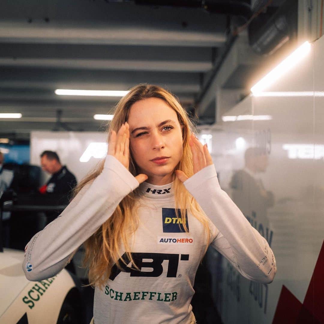 ソフィア・フロルシュのインスタグラム：「Caption this expression please 😂 // 📸 x @janbeyer // #sophia #sophia99 #changeagent #racegirl #racing #motorsport #dtm #schaeffler」