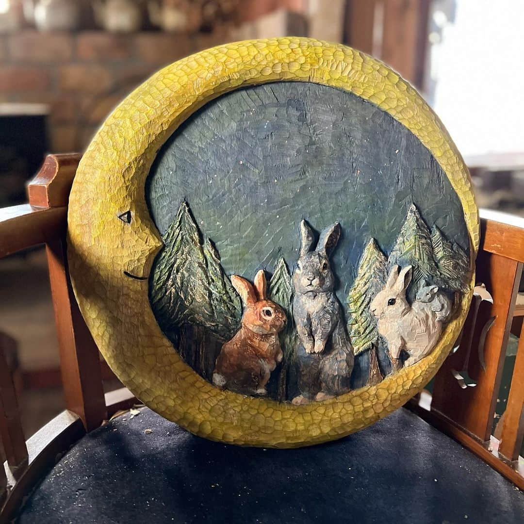 はしもとみおのインスタグラム：「月の中に住むウサギたちのレリーフ 時計にするのもいいし、文字を彫り込むのもいいし、このままでもいいし。 レリーフって絵画と彫刻の中間地点。  #relief#woodworking #woodcarving #sculpture #rabbit #moon #miohashimoto」