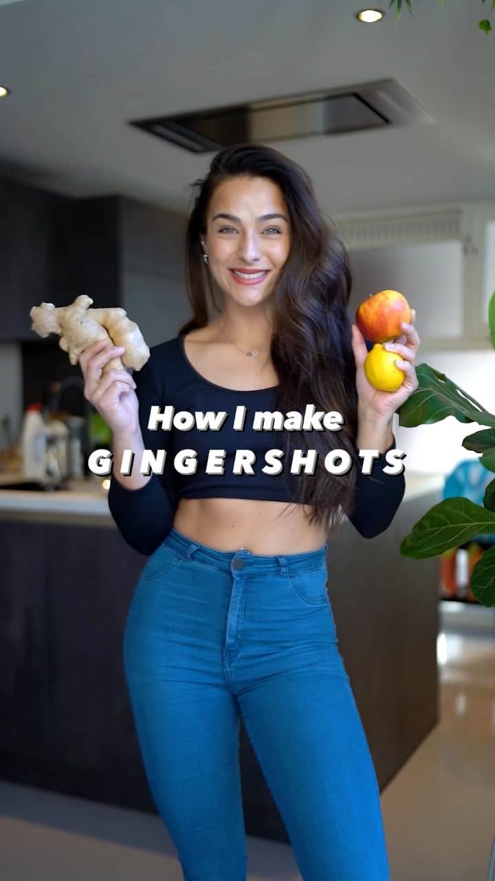 Dutchのインスタグラム：「GINGER SHOTS!😍 without a juicer🥤ya girl came through! Had to get my own recipe to my liking first so here it is: ⠀⠀⠀⠀⠀⠀⠀⠀⠀ • 250 gr peeled ginger. (Peel with a spoon). • 1 big peeled apple. (Adds a little bit of sweetness, can also be half a pineapple). • 1 peeled lemon.  • around 300ml water.  • optional: 1 teaspoon of turmeric or cayenne pepper.  ⠀⠀⠀⠀⠀⠀⠀⠀⠀ This makes gingershots for 12 days✔️🥰 Whos ready for some fire shots?!😏 #ginger #gingershot #recipes #cookingathome」