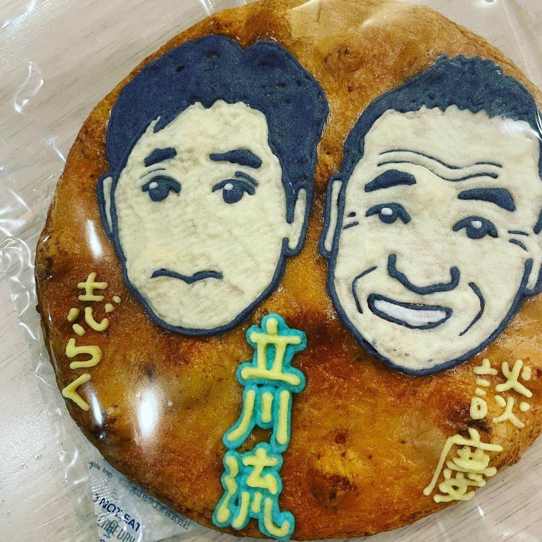 立川志らくのインスタグラム：「談慶の地元上田で兄弟会。その際にお客様から頂いたお煎餅。ありがたい。」
