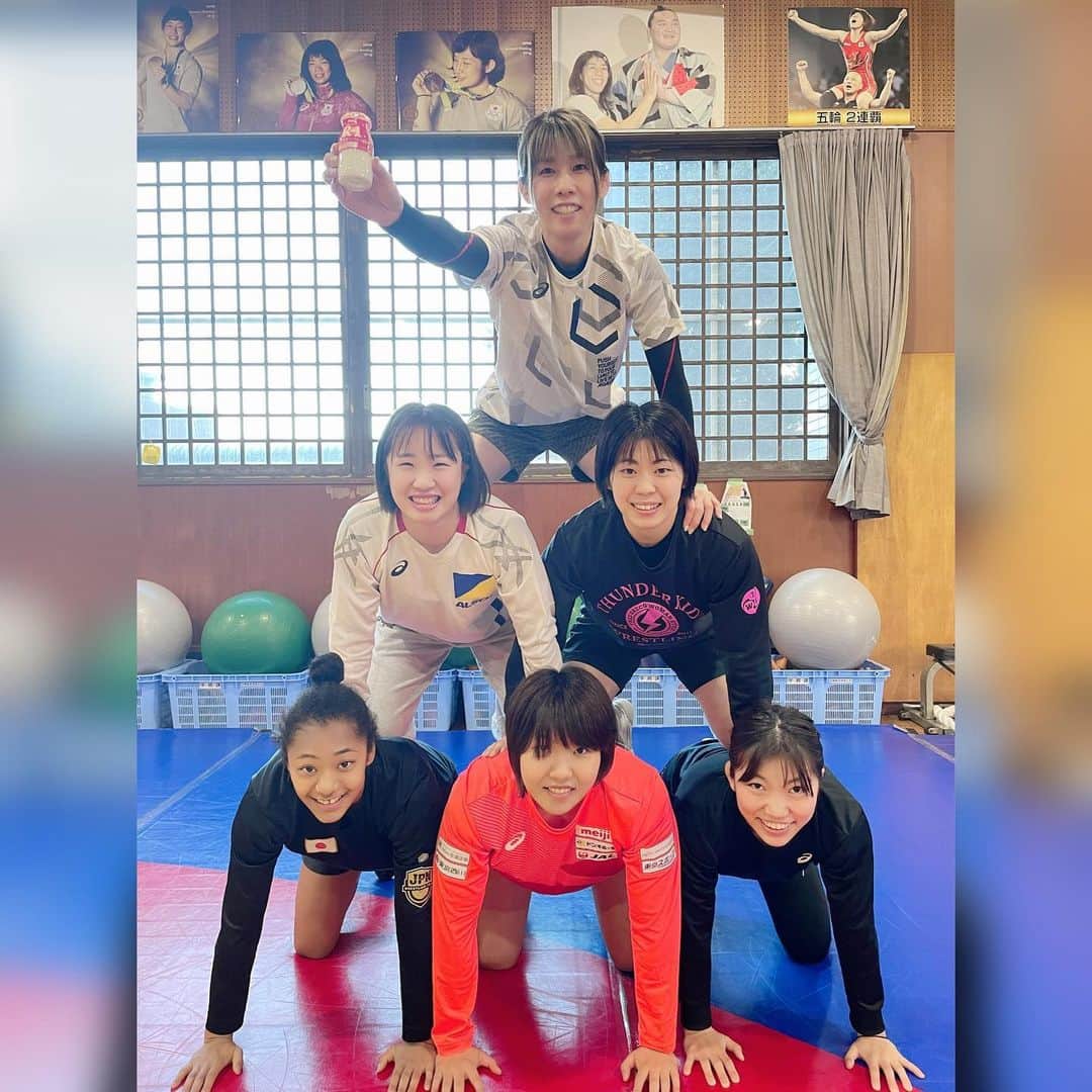 吉田沙保里さんのインスタグラム写真 吉田沙保里instagram 世界一安定している組体操 頂上でもr 1で乾杯できる余裕 頼もしい後輩たちです 三段ピラミッド R1は宅配専用 1月24日 19時01分 Saori Yoshida