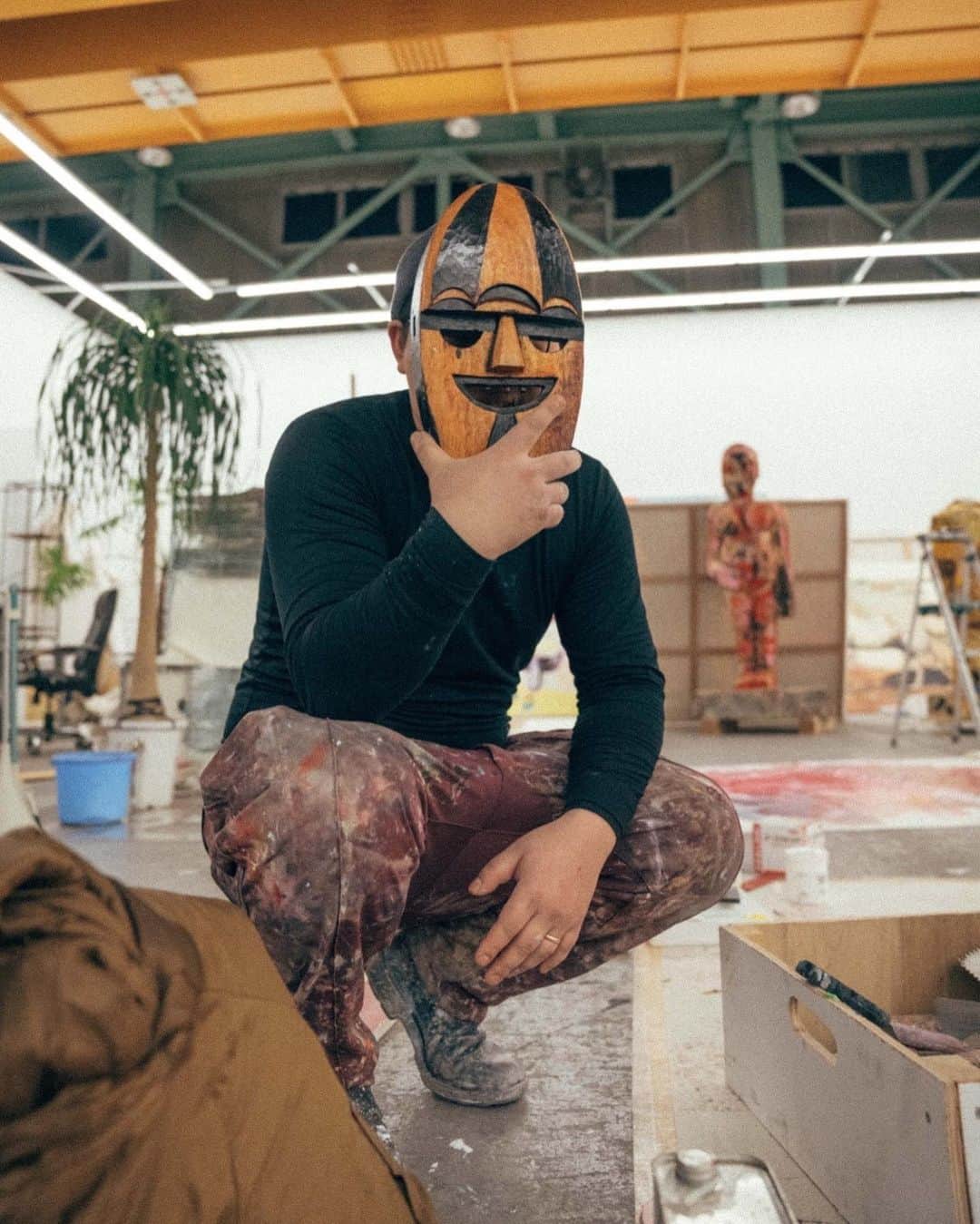 井田幸昌のインスタグラム：「Making wooden masks. I became a god today.Lol😂  戦いの神のマスクつくってたら、戦いの神になれました。笑」