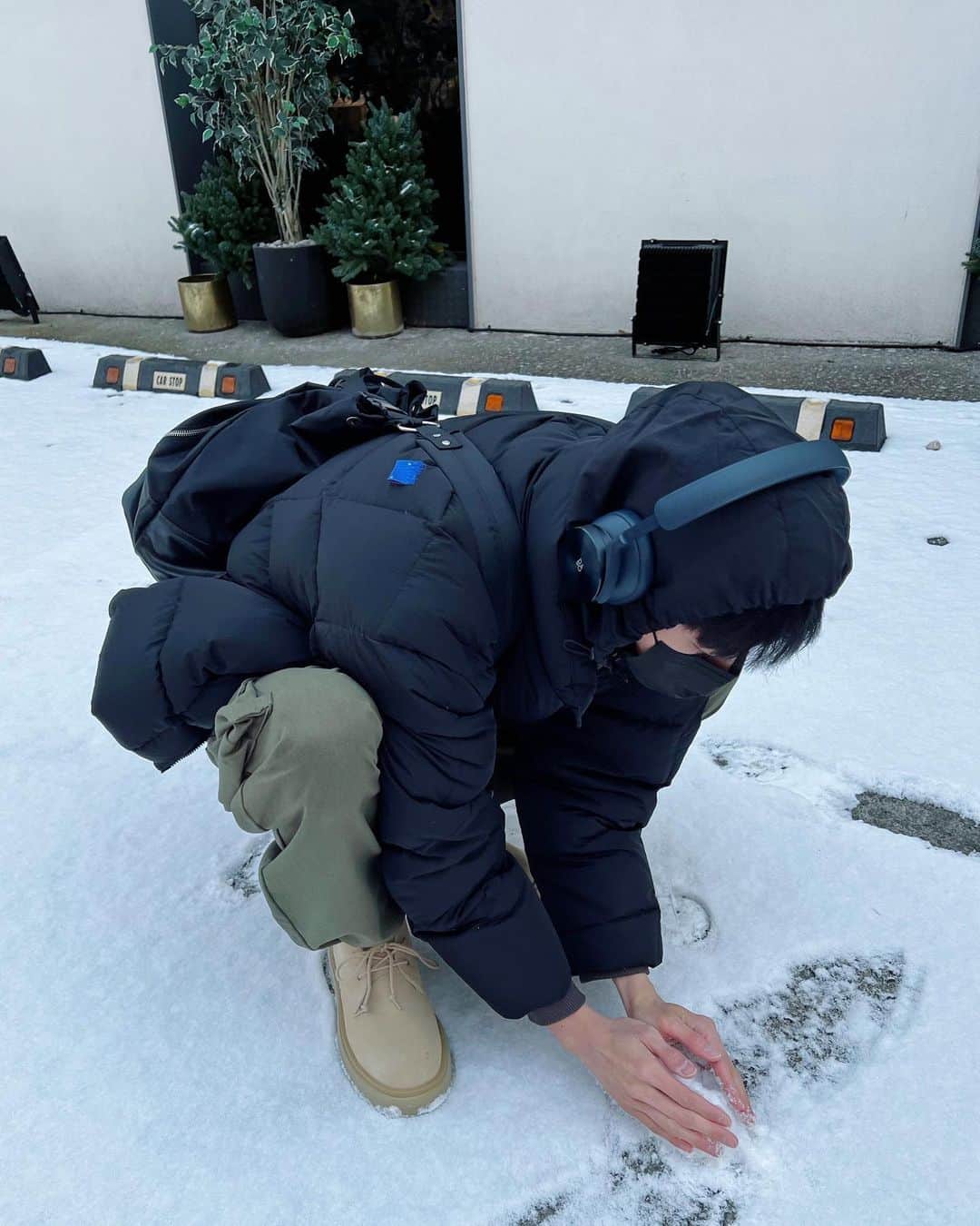 チュ・ウジェのインスタグラム：「맨손으로 눈을 아무렇지도 않게 만지는 남자 #수족냉증  #눈이많이차가운거였구나」