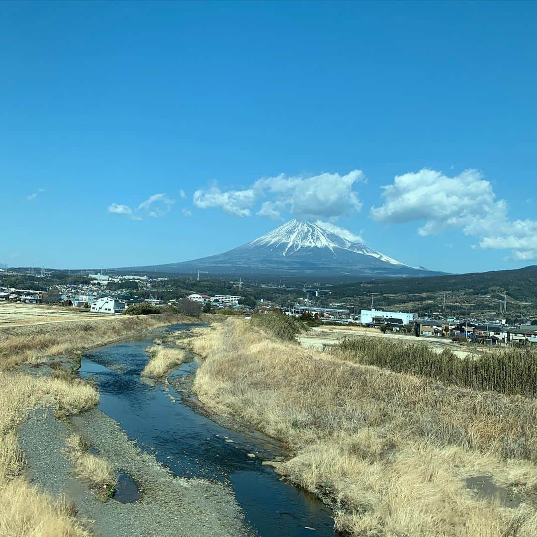 村上ショージのインスタグラム：「今日もトンネル抜けると富士山が春の訪れ待っていた通りすがる雲たちが富士山に挨拶しながら過ぎて行く富士山も少しずつ白い羽衣脱いでいる、あと少し待ってください春は近づいてきていますよ！コロナ気をつけて下さい。」