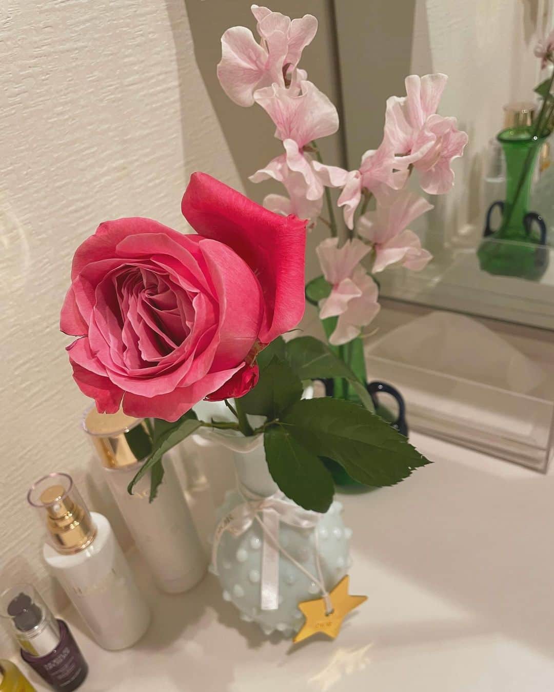 岡部麟さんのインスタグラム写真 - (岡部麟Instagram)「我が家の鬼可愛い花瓶を見てください🌹 部屋のあらゆる場所にお花があると気持ち