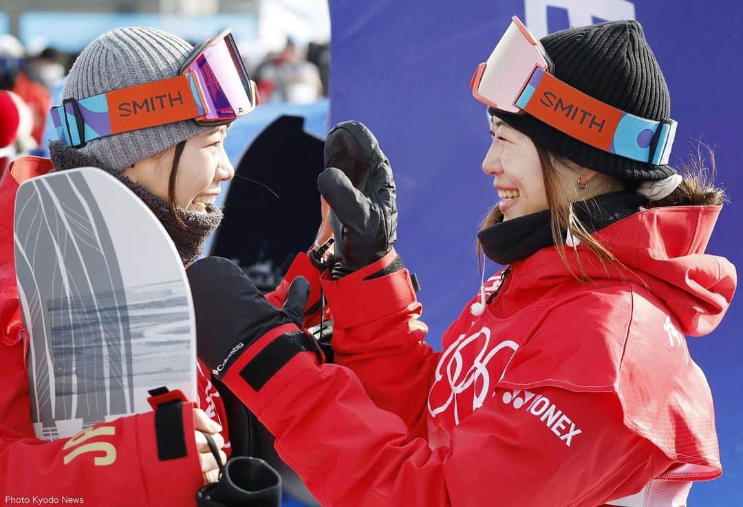 冨田せなのインスタグラム：「NICE SHOT📸 女子 #スノーボード  ハーフパイプ  5位入賞の妹 #冨田るき 選手(左)と、 #銅メダル 🥉を獲得した姉 #冨田せな 選手(右)のニコニコショット☺️❣️❣️  姉妹で称え合う姿は日本に笑顔をもたらしました👏🏻 ̖́-  #Beijing2022   #TEAMJAPAN   #がんばれニッポン #オリンピック」