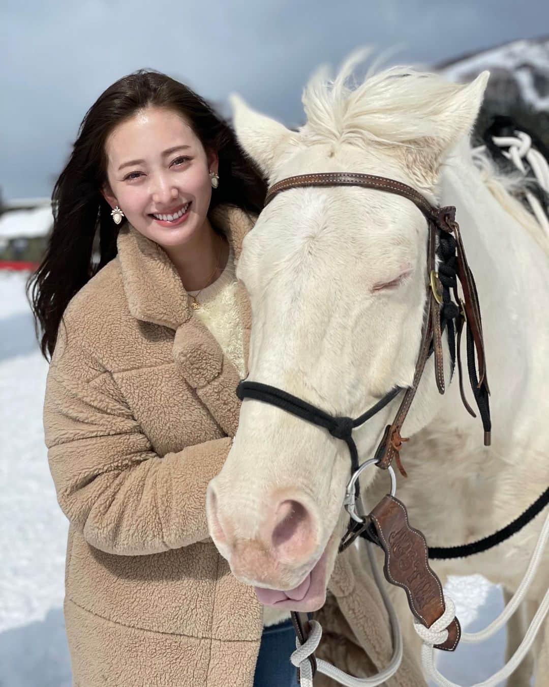 佐達ももこのインスタグラム：「🐴🤍❄️  トマムの雪の中、 乗馬をしたのが最高の思い出✨  美しい白馬のヒカリくんに 乗らせてもらいました🤍  一面雪景色のひろ〜い敷地を お馬さんとゆっくり歩いて、 楽しい癒される時間🥺✨  ここのホテルはこの他にも、 沢山アクティビティがあるから 1日じゃ楽しみきれない😳  スノーモービルもめちゃ楽しかったな🥰  #トマム#トマム星野リゾート#リゾナーレトマム#tomamu#乗馬#北海道#北海道旅行」
