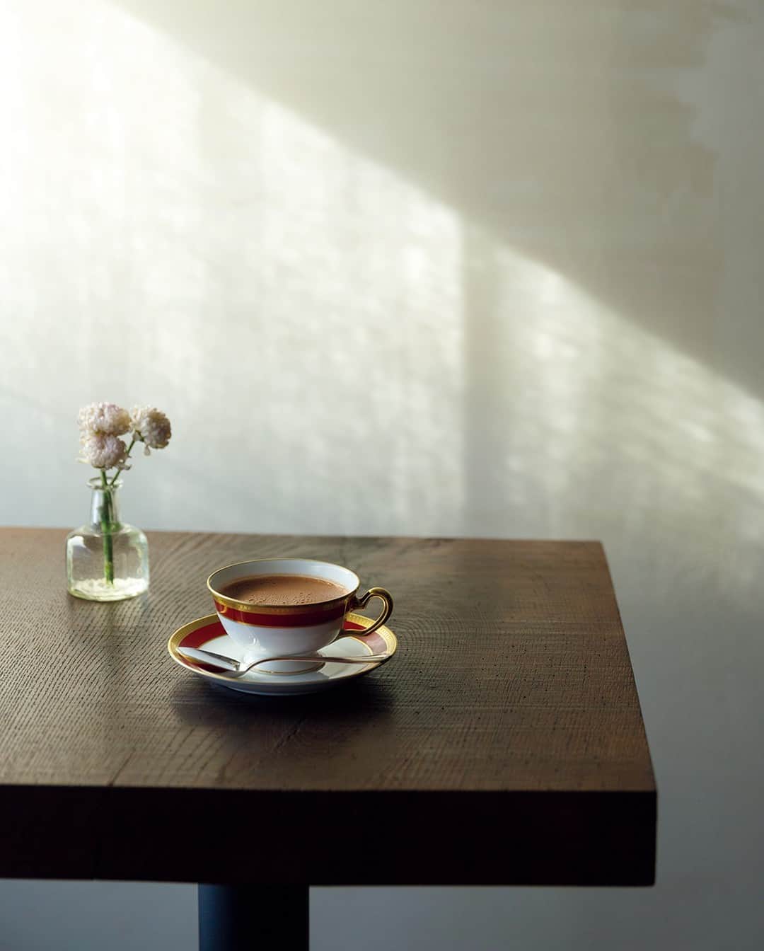 &Premium [&Premium] magazine.のインスタグラム：「最新号「喫茶店、100のこと」発売中。東京・蔵前『蕪木』では、フランボワーズの香りがするという「マダガスカル」のホットチョコレートを。フランボワーズのオードヴィーをブーストすれば、甘酸っぱい香りがふわり。 photo : @abikosachie #andpremium #アンドプレミアム #喫茶店100のこと #kissaten100 #蔵前カフェ #蔵前喫茶店 #蕪木 #ホットチョコレート #hotchocolate #cafe #japanesecafe」