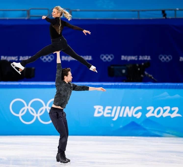 カーステン・ムーア＝タワーズのインスタグラム：「Look mom, no hands! 🙆🏼‍♀️  📸 @danielleearlphotography  • #beijing2022 #olympics」