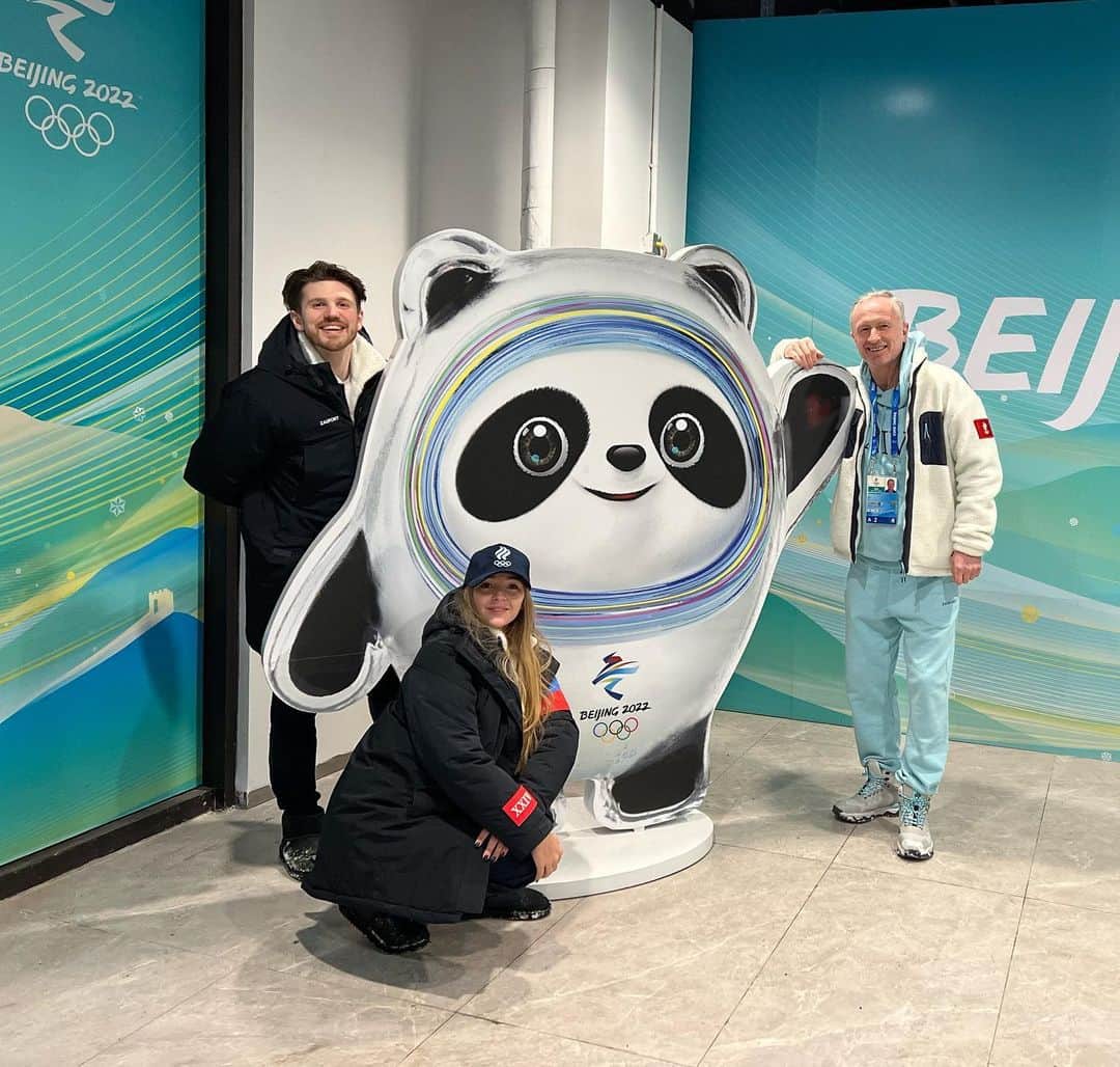 アレクサンドラ・ステパノワのインスタグラム：「Вернулись домой😌  Перед отъездом сделали фото с пандой Бин Дунь Дунь🐼   Came home😌 Before leaving, we took a photo with panda Bing Dwen Dwen 🐼 #bejing2022 #bingdwendwen #olimpicgames」