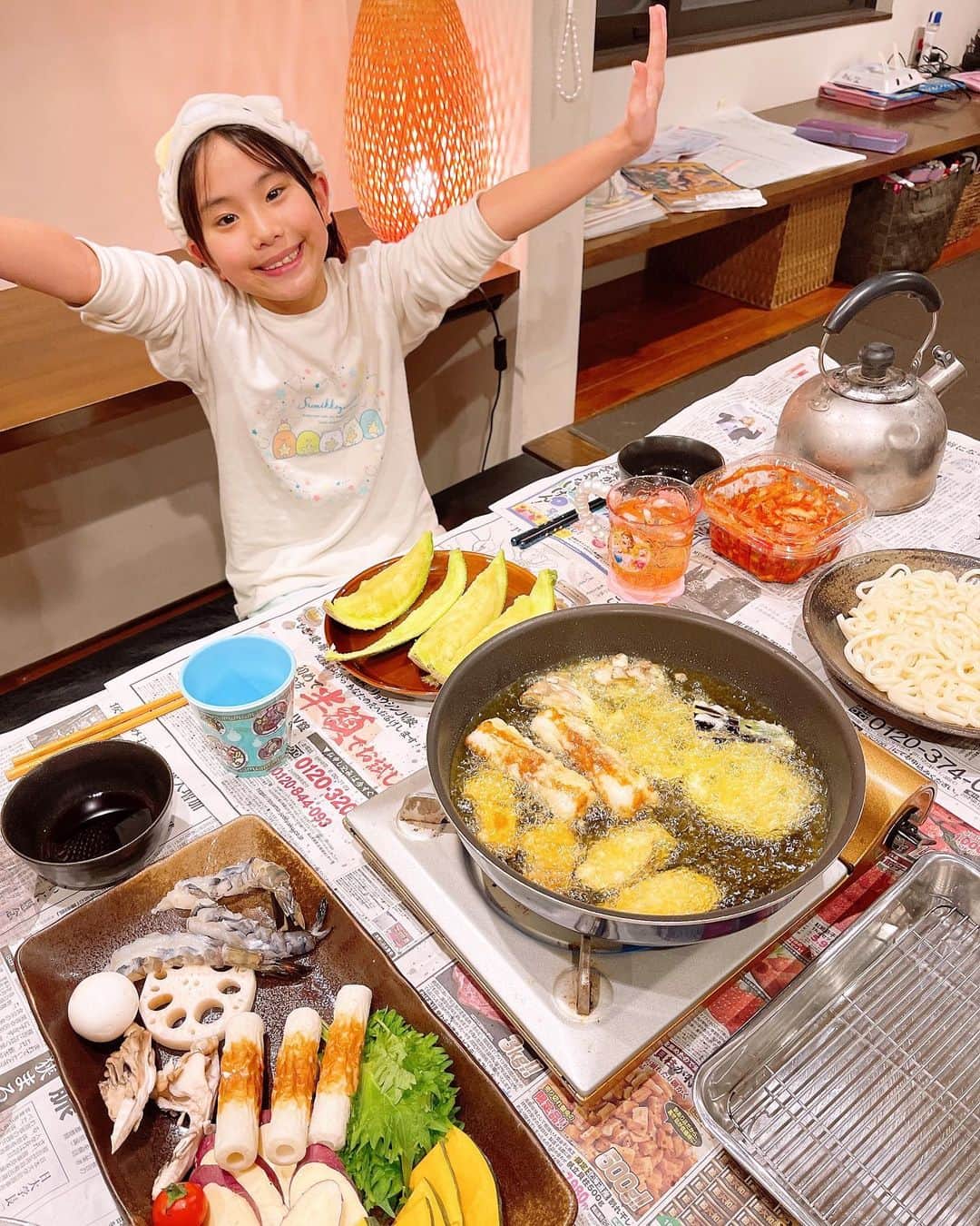 みきママのインスタグラム：「【5分でスーパー天ぷらです！！】  私の天ぷらは、最強の天ぷら衣です✨衣に卵をいれず、お酢を入れるから冷めてもサクサクです✨しかも油跳ねが少ない✨市販の天ぷら衣と食べ比べてみたけれど、家族はこのスーパー天ぷらが1番だって😄😄😄  完食本にスーパー天ぷらが載っているので、ぜひ一度作ってみてください❗️お酢はレシピ通り入れていただければ、熱で酸味が飛ぶので酸っぱくないですよ〜  後はテーブルの上で揚げればいいから、材料を用意するだけで5分で完成です👍👍👍  みんな「サクサク〜」ってさ。天ぷら人気だな。  お腹いっぱいで眠いね〜‼️はる兄は塾なので、冷めてもサクサクの天ぷら揚げておきました😆😆😆  すまん、はる兄、先寝るぞ。  #みきママ　#天ぷら　#完食本」