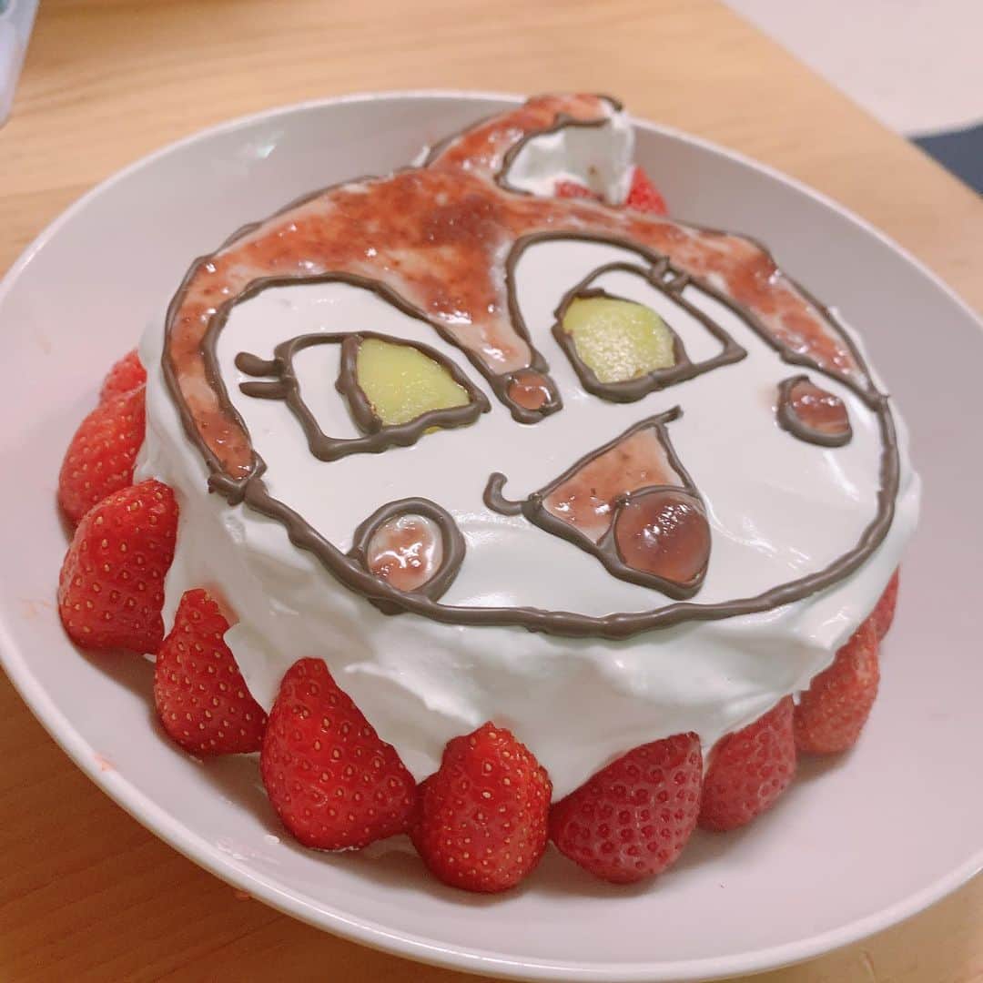 横澤夏子のインスタグラム：「#はじめてドキンちゃんのケーキ作ってみたのよー！ #ドキンちゃんのケーキが食べたいって #娘が言ってたから準備してたのに #前日にぽぽちゃんのケーキが食べたいって #言い出して焦ったのよー！ #うふ！  私がやってるママイベントのアカウントもフォローしてくだされ〜！ @mamam_orakushiyo  今度インスタライブするのよー！今度っていつー！」