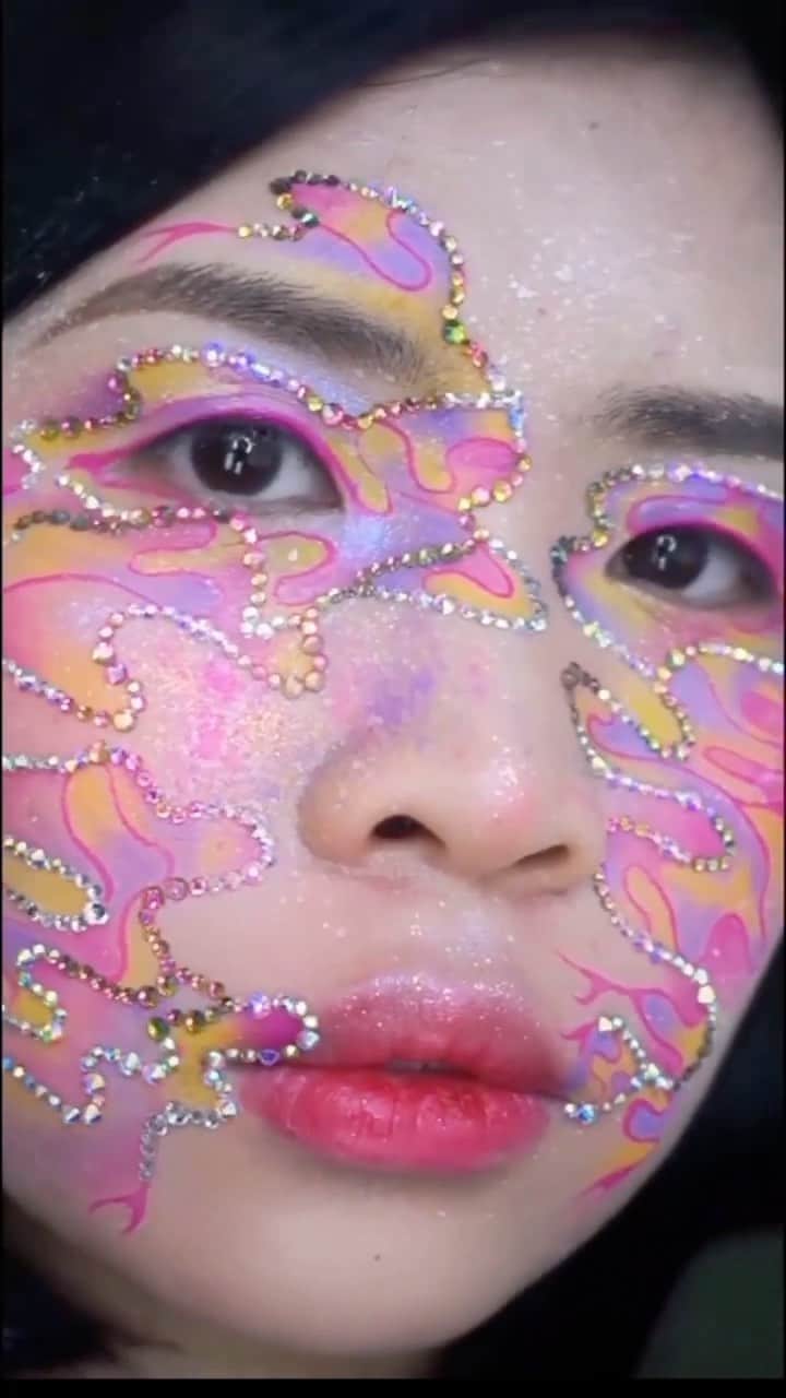 Instagramのインスタグラム：「More is more.⁣ ⁣ “I love creating looks with many details so when people look at my works, my face disappears and all they see is the art,” says artist Melody (@imelsmadeup) of her colorful, vibrant, intricate and mesmerizing anime-inspired makeup.⁣ ⁣ “When people talk about makeup and anime culture, they often think about cosplay; I really wanted to create something different but also relatable for ACGN (Animation, Comics, Games and Novels) fans through makeup art. The character designs and color combinations used in a lot of anime/video games really inspired my creations, and it was always fun for me to bring some ‘weeb’ or ‘otaku’ elements into my works.⁣ ⁣ My early looks are very simple, and they are mainly re-creations of characters/scenes from anime or games, but now I focus more on how to express the inspiration with more abstract art, so even people who aren’t familiar with the original inspo can still enjoy my works,” says Melody, who uses a variety of materials including water-activated liners, colorful eyeshadows and rhinestones to create her looks.⁣ ⁣ “I discover a new ‘me’ every time I put on a different look. In the MUA world everyone is so brave and unique, so I never feel shy about showing who I really am and what I’m truly passionate about.”⁣ ⁣ Reel by @imelsmadeup ⁣ Music by Lil Lofi」