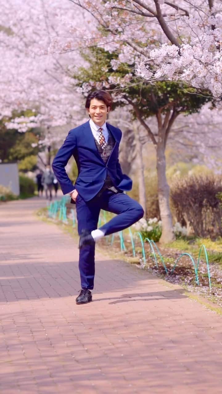 カケタクのインスタグラム：「Japanese businessman style. #🇯🇵  ・ front of In cherry blossoms🌸✨  【桜】 video 🎥  @ruuteefilm ・ @ckay_yo @nellzusmik ♫ : #LoveNwantiti #afrodance #businessman #salaryman #dance #dancing #japan #Japanese #dancingsalaryman #cherryblossoms」