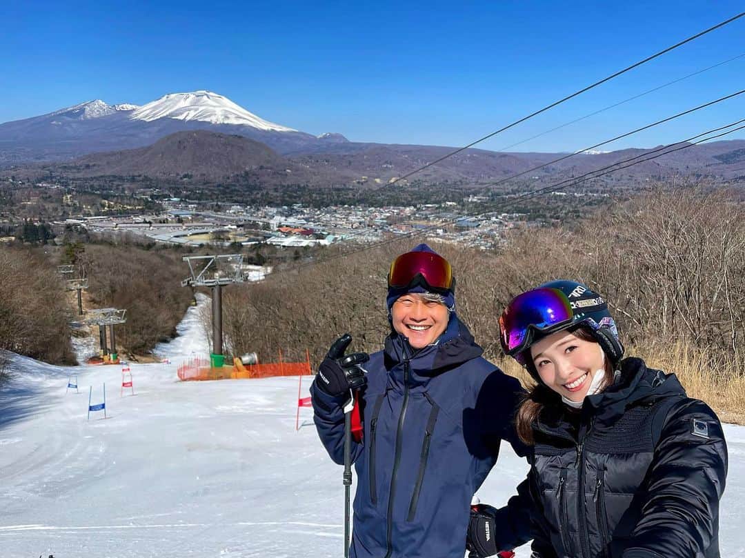 土屋炎伽のインスタグラム：「✴︎ 滑り納めしました🎿🤍 軽井沢で始まり軽井沢で終わったこの冬❄️ 小学生ぶりにスキーと出会い、 そのスキーを通して素晴らしい出会いに恵まれた 忘れられない冬となりました☺️  ラストスキーは贅沢にも岡部さんを独り占め✌️笑 お忙しい中ご一緒してくださいました(>_<)🌟 たくさん話して滑って、ものすごく楽しかった…♪ 春スキーは暖かいし 少し溶けた柔らかい雪も気持ちよくて、 もう一回くらいどこか滑りに行きたい…🥺笑  場所によって雪質が違うのも、 いろいろなスキー場を巡る中で感じた 楽しさのひとつでした❄️ 記録として、 今年ロケで伺ったスキー場をピックアップ📝  #カムイスキーリンクス  #黒岳スキー場  #星野リゾートトマム #安比高原スキー場  #八甲田山  #ロッテアライリゾート  #赤倉観光リゾートスキー場  #いいづなリゾートスキー場  #軽井沢プリンスホテルスキー場  #白馬八方尾根スキー場 #白馬岩岳スノーフィールド  #栂池高原スキー場   貴重な経験をさせていただいたことを あらためて実感します🙏✨ そして今から今年の冬が楽しみです😆✨ . #skitv5 #ski #japow  #スキー #⛷ #スキー女子  #春スキー  #カルスキ」