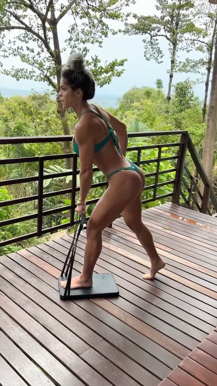 Michelle Lewinのインスタグラム：「Holiday glute and leg workout!👙 -And it’s a pretty darn badass one😍 Full workout program on @LewinFitBase, PLUS a FREE 8 week workout program (3 days per week) available… PLUS lots of more workout programs coming. Sold out on Amazon, still available on @one0one_101 website… Have fun! Enjoy💪🏻🙋🏼‍♀️😘 (🎼Music @Jimmy_Lewin 🎸)」