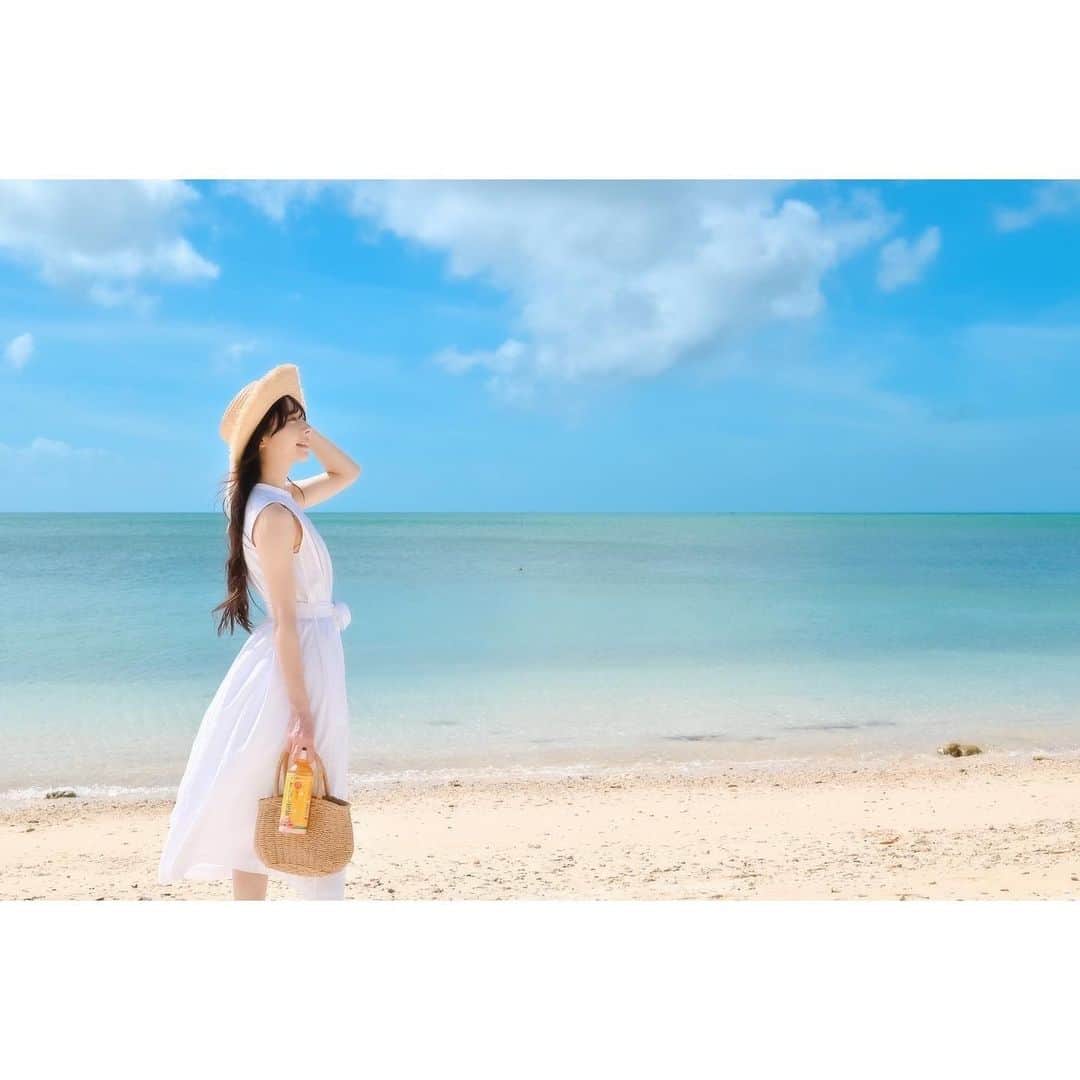 中村祐美子のインスタグラム：「. 夏が好き。 風物詩が好き🍉  photo : @plan_d46   #白ワンピ  #白ワンピースコーデ  #麦わら帽子  #砂浜 #おきなわ #沖縄 #海 #はやく夏になれ  #okinawa #okinawajapan」
