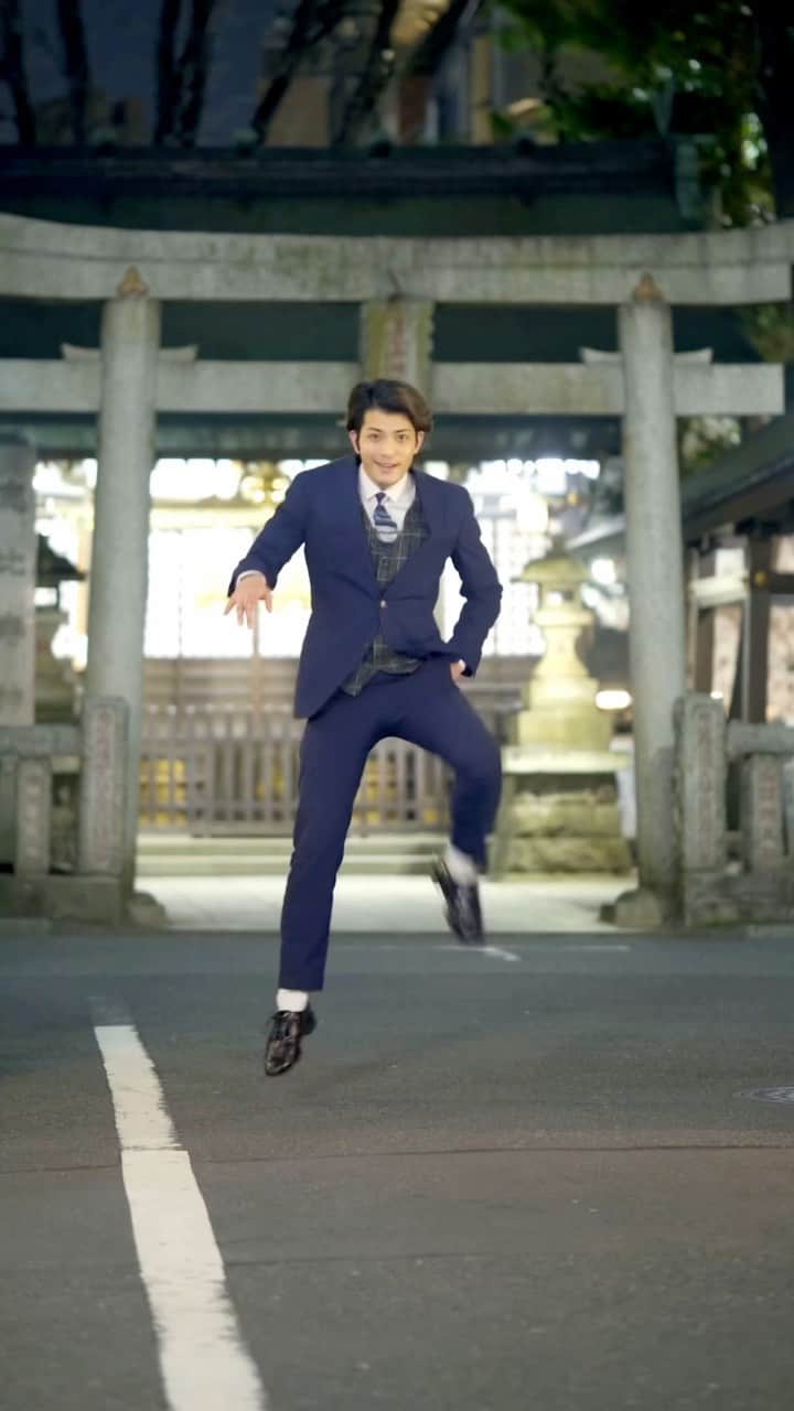 カケタクのインスタグラム：「Japanese businessman style. #🇯🇵  ・ front of the shrine.⛩✨  【神社】 video 🎥 :@ruuteefilm ・ Thank you @nektunez  @goya_menor #amenoamapiano  #afrodance #afrobeats #businessman #salaryman #dance #dancing #japan #Japanese #dancingsalaryman #trend #trending #afro」