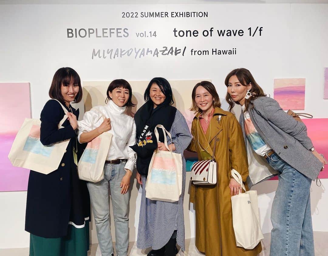早坂香須子のインスタグラム：「仕事終わりに　@biople FES 滑り込み！  モロカイ島在住の画家、山崎美弥子さん書き下ろしの作品たちの前で、ビーバイイーの杉谷恵美ちゃん、プロダクトデザイナーのパコさん、トーキョードレスデザイナーのエミリーちゃん、ピープルディレクターの智美さんと。  美弥子さんの作品群は、七里ヶ浜の店舗で展示されるそうです。 @miyakoyamazaki   今回はペットと人間が幸せに暮らせるビオブランドの参加も多く、ピープルがこれまで以上にナチュラルに生きたいライフスタイル全般をサポートしてくれる存在になるんだなぁと嬉しくなりました。  オーガニックやナチュラルを選ぶことは、私のインスタを見て下さってるみなさんには当たり前の事でも、一般市場の中ではまだごく一部で、氷山の一角ほどの割合なんだそう。  ナチュラル、オーガニック、生産者、ブランド、売る人、買う人、みんなが幸せになるオーガニックという仕組みをサポートしていく世界。  消費者である私たち一人ひとりが、こんなに良いものがあるよー！美味しいよー！健康になるよー！綺麗になるよー！って感じたことを広めていくことで、出会いの場が広がるんだと、改めて感じました。  伝えたいことが多すぎて、この場では書ききれない熱い想い。  最近考えていることを、今日は答え合わせのように感じた1日でした。  #biopleFES」