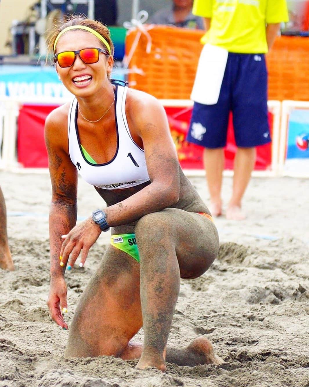 宮川紗麻亜のインスタグラム：「🌻 【振り返りビーチバレー】 2017年のビーチバレージャパン。34歳。  試合中なのにスゲ〜笑ってる😂 しかもこれってカメラ目線？？どんな場面だったんだろか🤔 友達が撮ってくれたんだけど、ナイスタイミングだったね📸  #振り返りビーチバレー #自己満グラム  #ビーチバレージャパン #beachvolleyjapan #2017 #鵠沼海岸 #湘南 #shonan  #athlete #woman #sports #beachsports  #beachvolleyball #ビーチバレー  #volleyball #バレーボール #배구선수 #비치발리볼 #바다 #summermiyagawa #宮川紗麻亜」