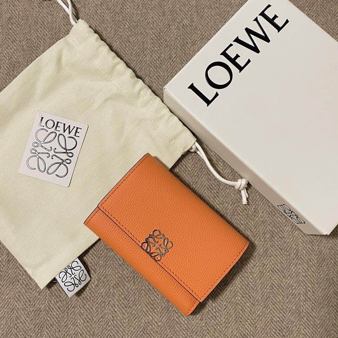 大西遥香のインスタグラム：「. これまでずっと長財布だったけど 最近鞄も小さいから三つ折りにした🥰  #wallet #loewe #springcollection #coralreef」