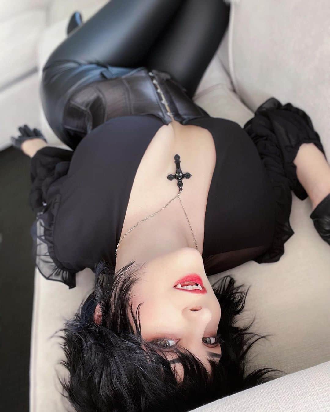 Tessaのインスタグラム：「Vampire Hiso set preview!!🖤 I always have too much fun with vampire looks, but this one was extra special because of the coolest sponsorship I’ve ever gotten: custom fangs from @psykic_fangs ! This is the traditional set, and always they’re absolutely flawless. 🧛🏻‍♀️🖤」