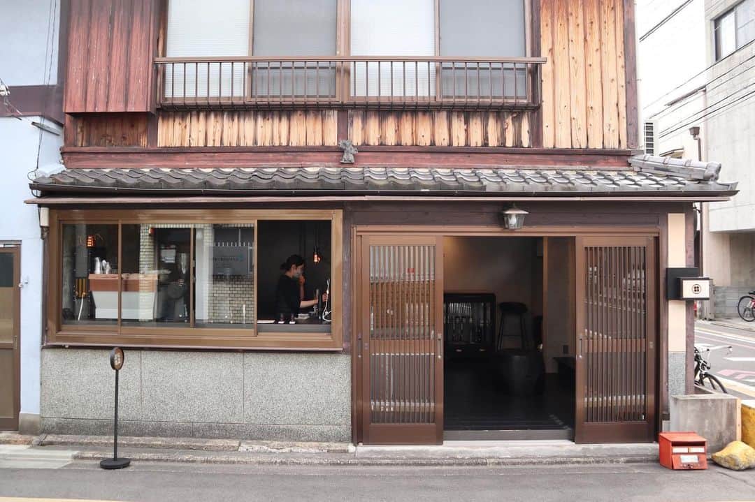 石井輝明のインスタグラム：「京都、丸太町。 blendという名前のブレンドコーヒーを出すカフェ。 数種類のコーヒー豆から自分で選んでブレンドできる。  今日はお休みでスーパーリフレッシュできました。 明日はいよいよトークダンテ。 いよいよ新衣装のお披露目。 あー楽しみだ。  #blend #cafe #coffee #カフェ #コーヒー #喫茶店 #京都カフェ #丸太町カフェ #神宮丸太町カフェ #カフェ芸人」