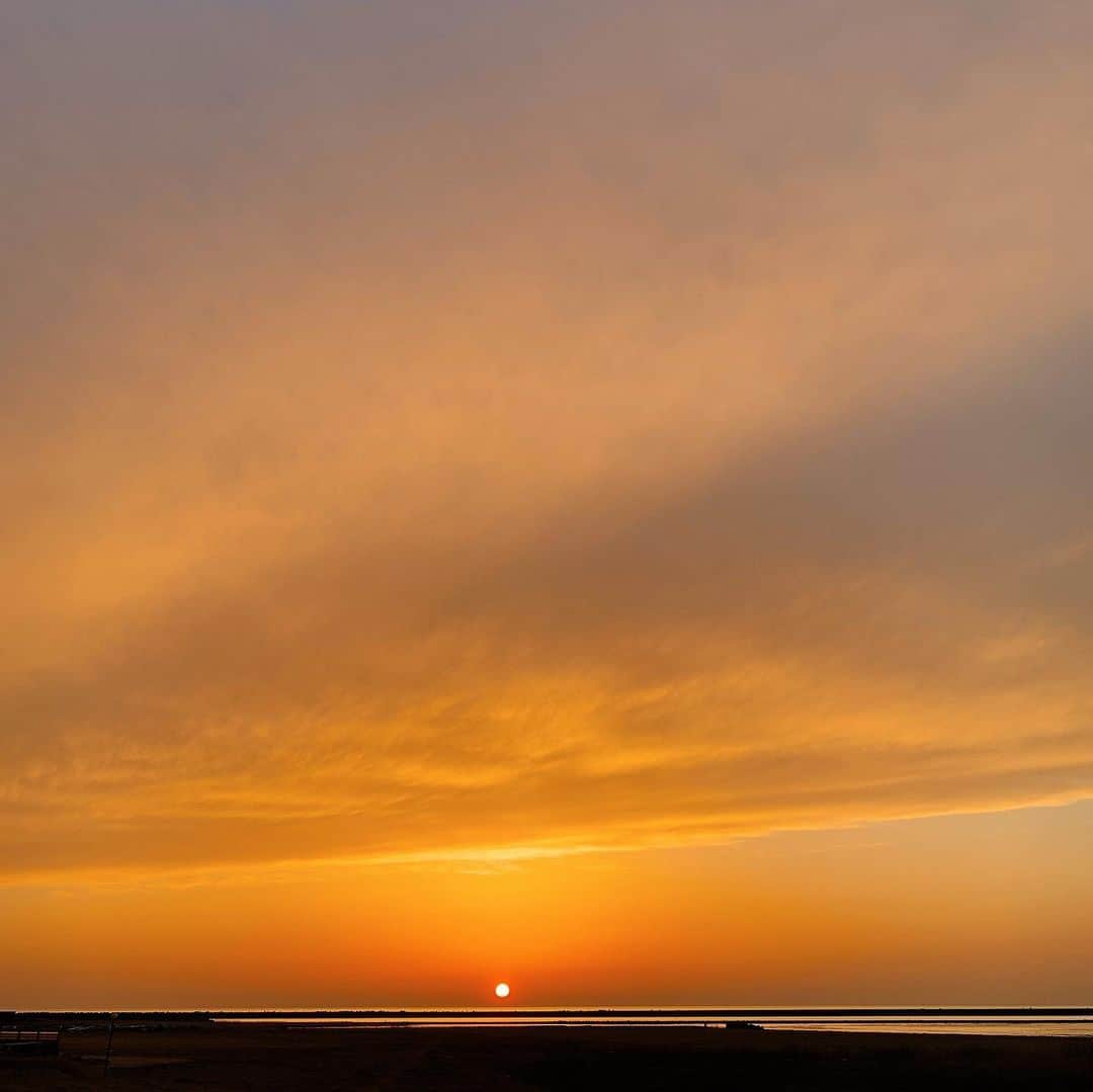 内山ミエのインスタグラム：「はぁ。。。  好き😘  2枚目は太陽が地球の裏側に行っちゃってから📷🌏  #海 #夕日 #新潟 #sunset #海と空」