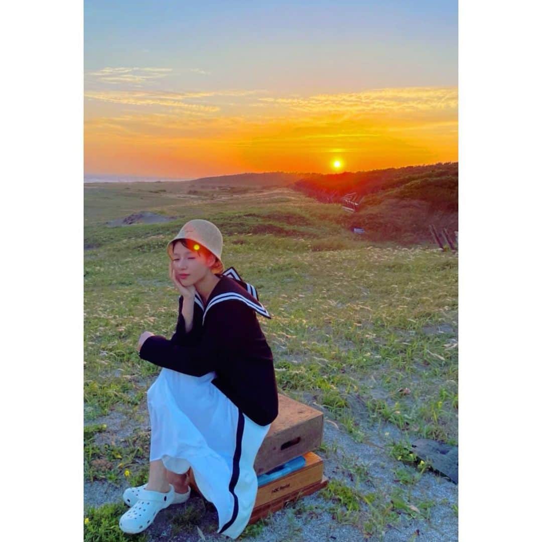 石井杏奈のインスタグラム：「WOWOWオリジナルドラマ「椅子」 5.27〜配信スタート  風が強すぎて目が開いていないのと、 なぜか頭部にも太陽が映った不思議な写真。」
