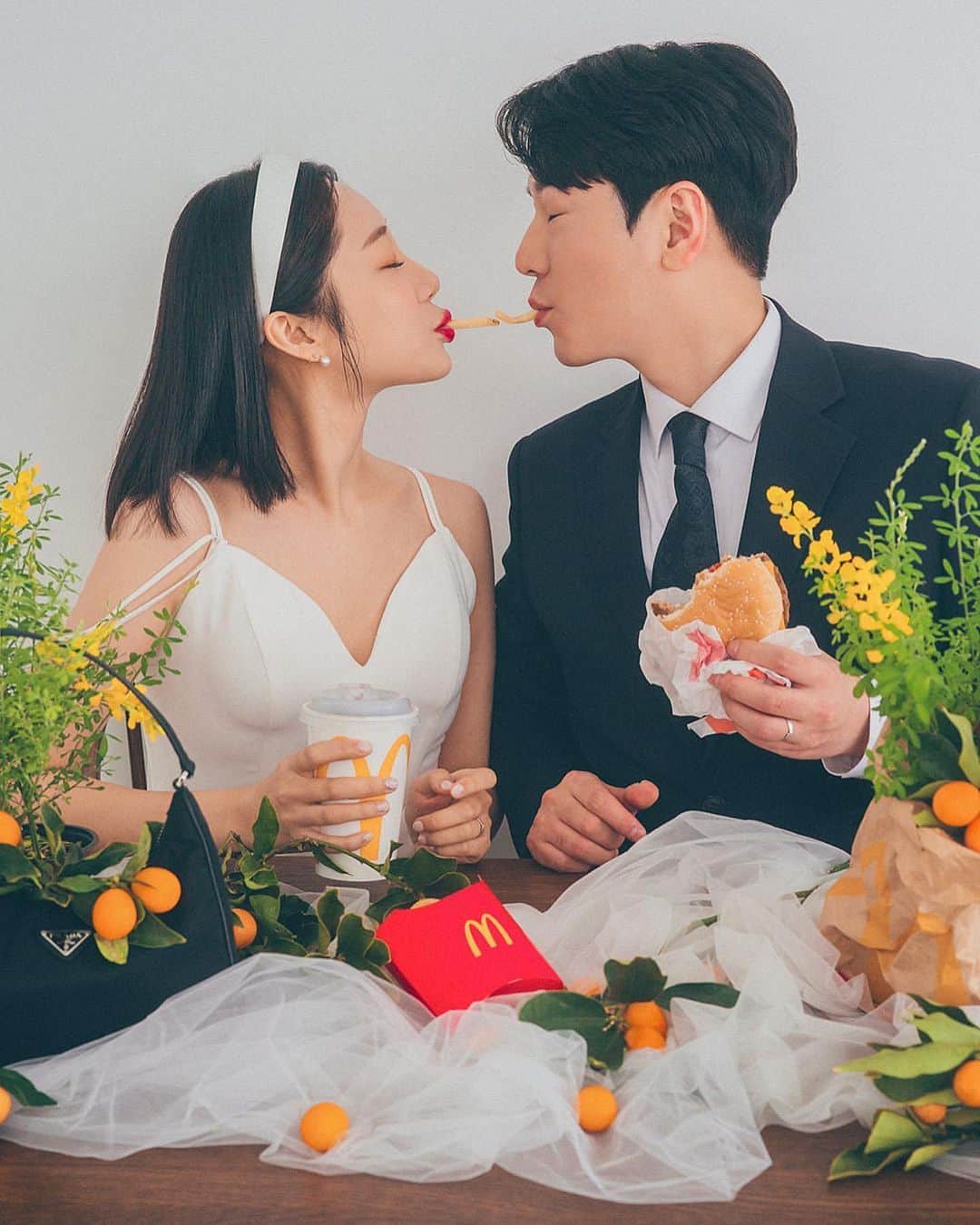 プレ花嫁の結婚式準備サイト Marry マリー さんのインスタグラム写真 プレ花嫁の結婚式準備サイト Marry マリー Instagram 食べたり 飲んだりしているところって 仲良しで自然な雰囲気で可愛い 韓国のフォトグラファー Xoxooui さんの作品