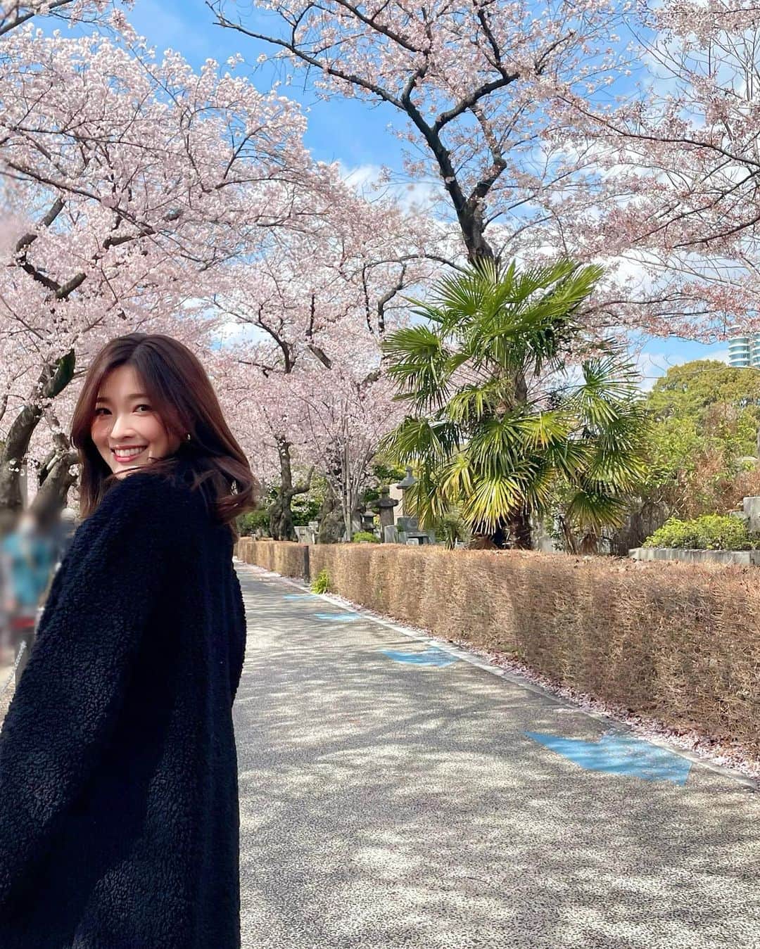 土屋炎伽のインスタグラム：「✴︎  今日から4月🌸  今年はエペ🐶を連れて 家族でお花見できました☺️ 東京は散り始めている桜も多くて さみしさもありますが、 葉桜の魅力もたっぷり味わおうと思います😌🌿」