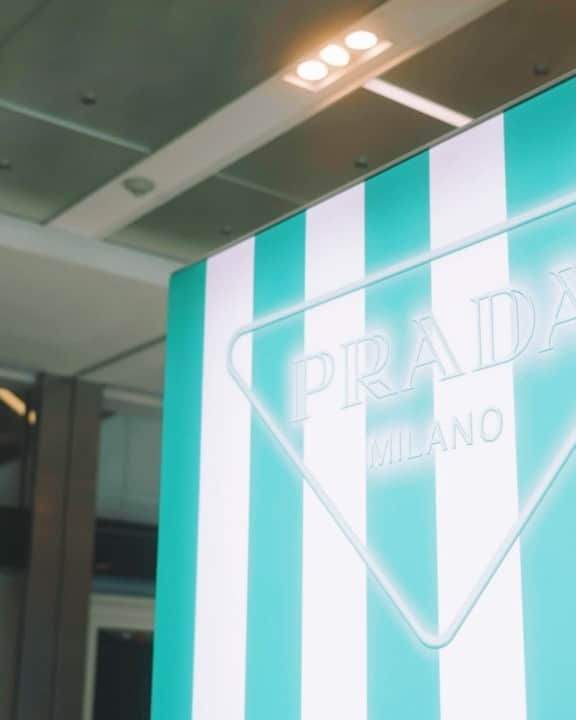 ソン・ガンのインスタグラム：「이국적인 분위기의 프라다 트로피코 팝업스토어를 방문했습니다. 화려한 컬러의 제품들을 현대백화점 무역센터점에서 5월8일까지 보실 수 있습니다!!!☺️@Prada #PradaTropico #Prada」