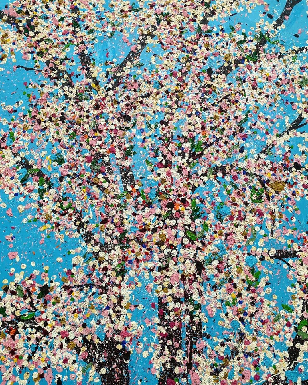 古谷有美のインスタグラム：「🌸 #月1で何かを観るルール  美術館でのお花見は先月のこと。 見上げれば大きな大きな色彩豊かな桜の木。 足もとに目をやると、友人は桜色のパンプスでした。  ついピンクだけで描いてしまいそうなものを どうして一枚の絵の中に 青や赤などさまざまな色があるのか 展示室の奥にあるインタビュー映像を観るとよぉーくわかる。 もう一度ぐるっと絵を眺めて出入口へ戻るまでのあいだ 画家の気持ちになれる気がする。 こんな大きな絵、一度は描いてみたいです。  #ダミアンハースト #damianhirst」