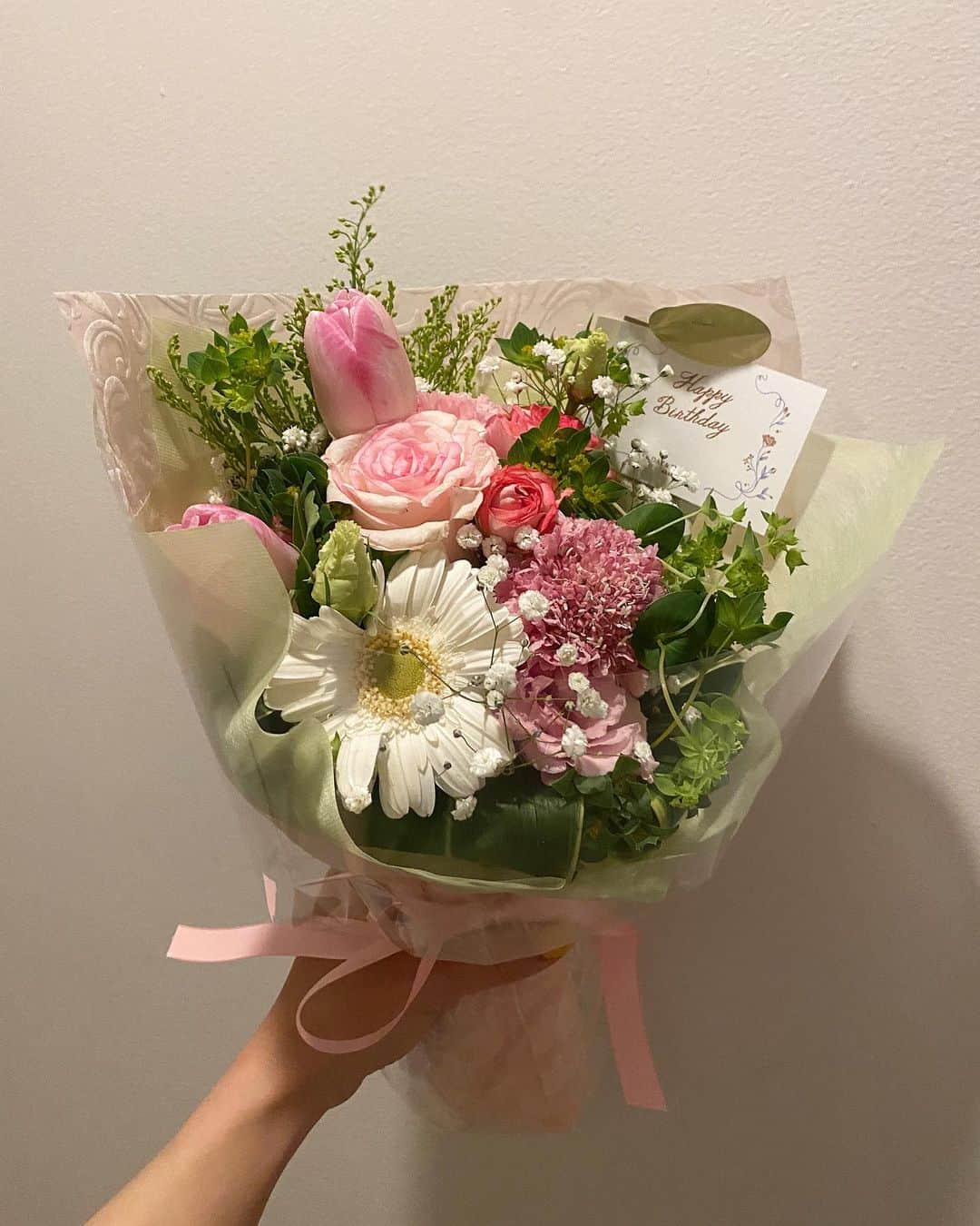 黒田りさのインスタグラム：「💐  お花いっぱいでうれしい4月🌸 ありがとうございます🥰  #お花#お花のある暮らし#フラワーブーケ」